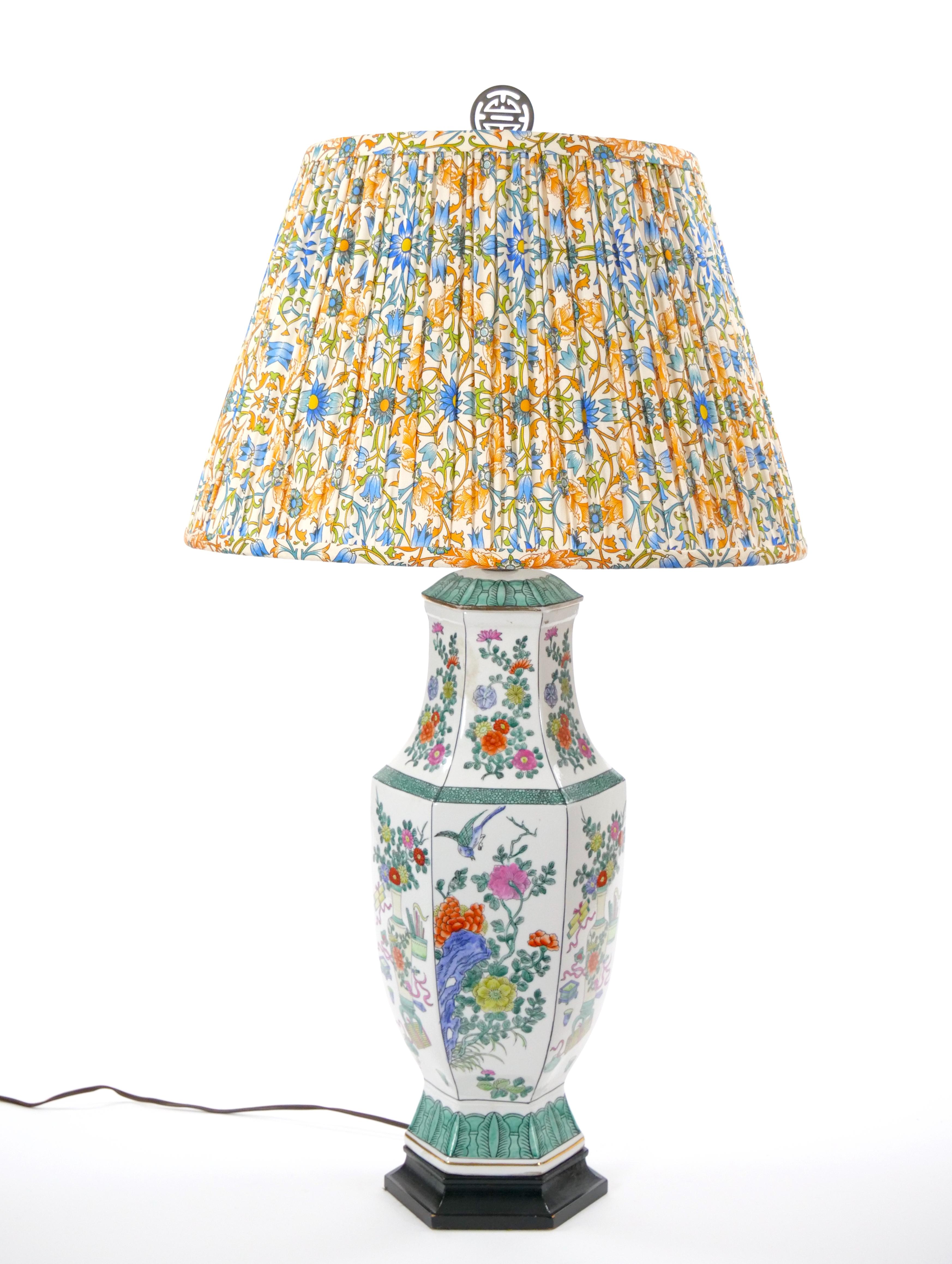 Lampada da tavolo cinese del XX secolo in porcellana con base in legno dipinto di nero in vendita 6