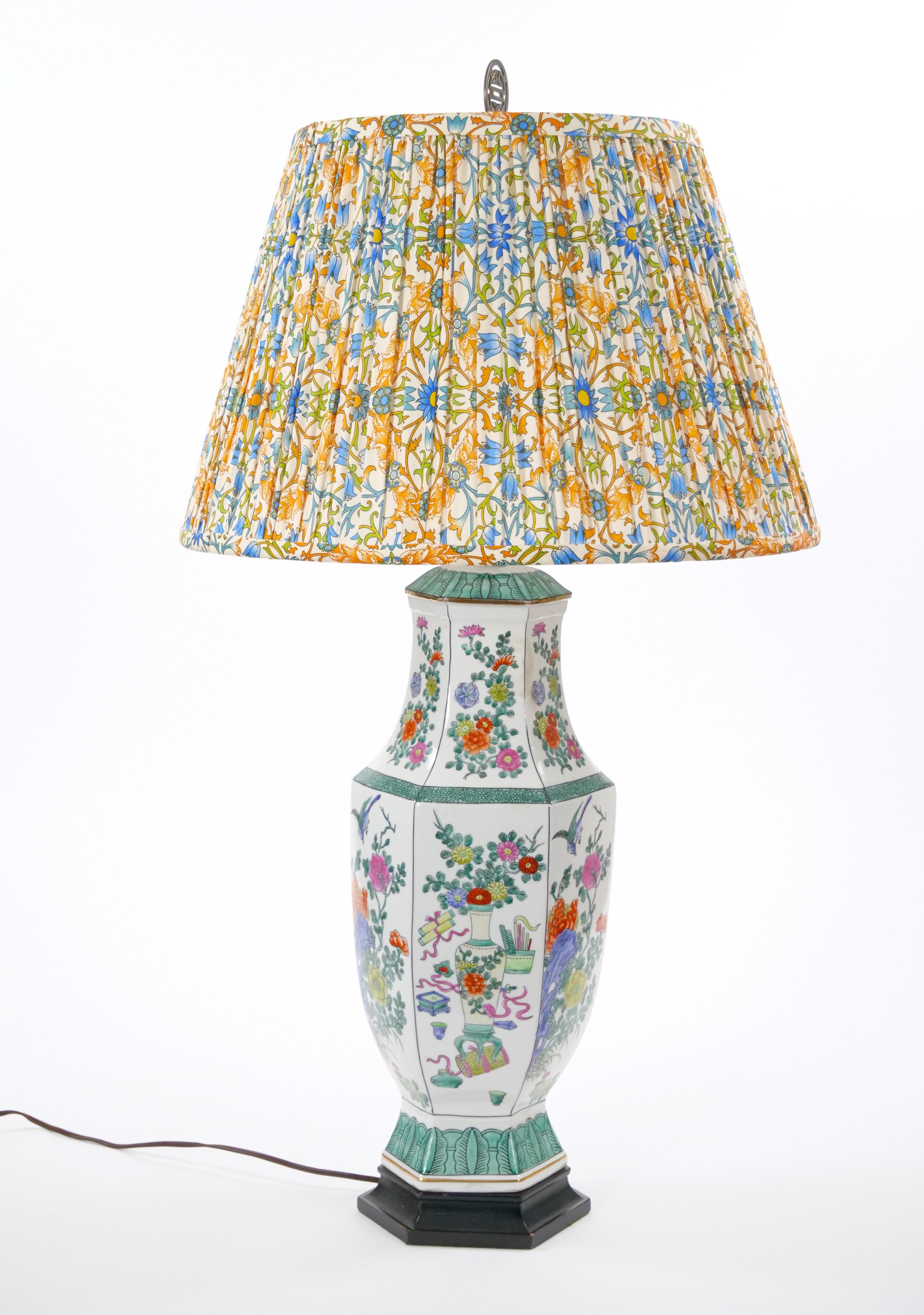Smaltato Lampada da tavolo cinese del XX secolo in porcellana con base in legno dipinto di nero in vendita