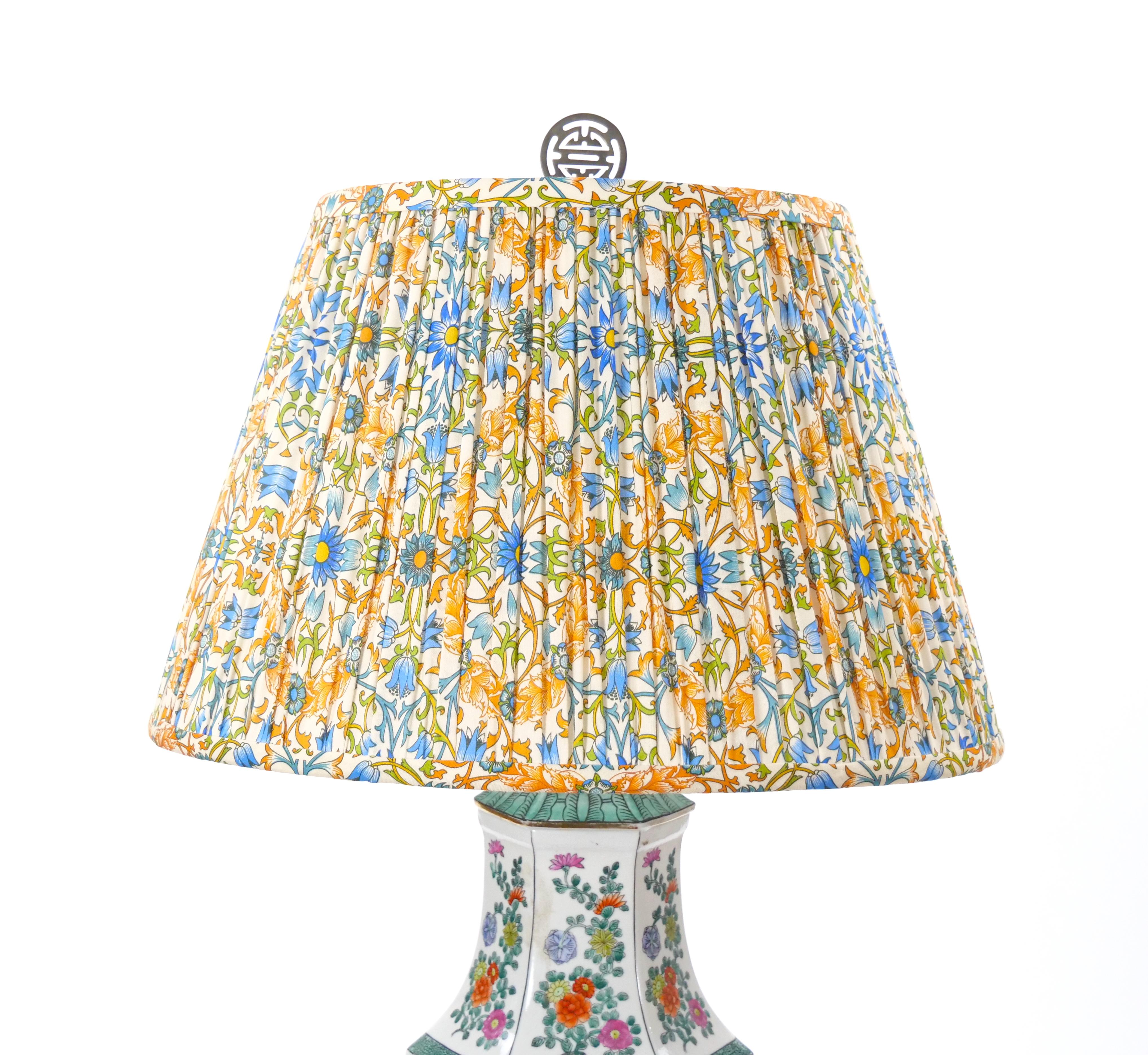 Lampada da tavolo cinese del XX secolo in porcellana con base in legno dipinto di nero In condizioni buone in vendita a Tarry Town, NY
