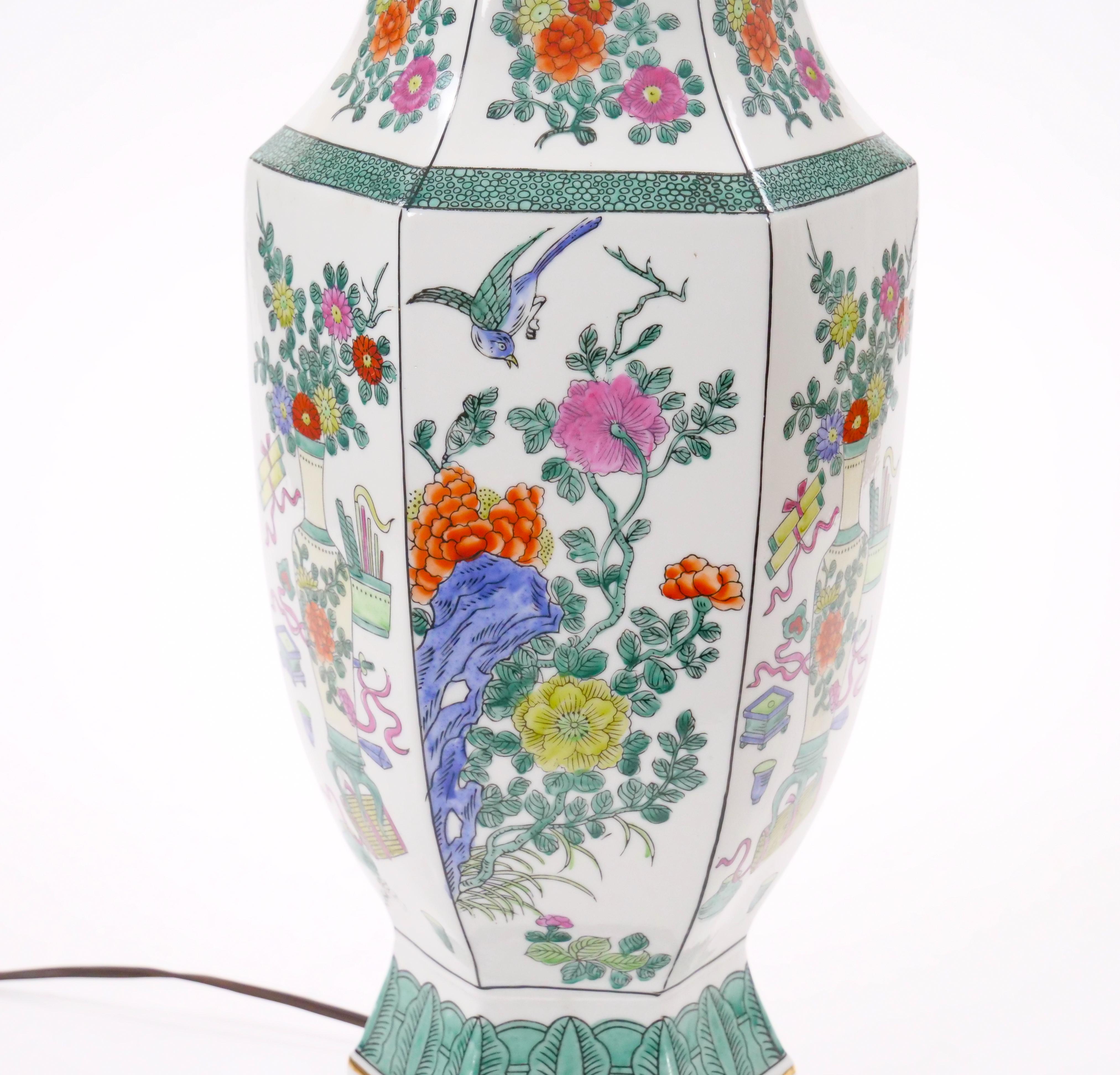 Porcellana Lampada da tavolo cinese del XX secolo in porcellana con base in legno dipinto di nero in vendita