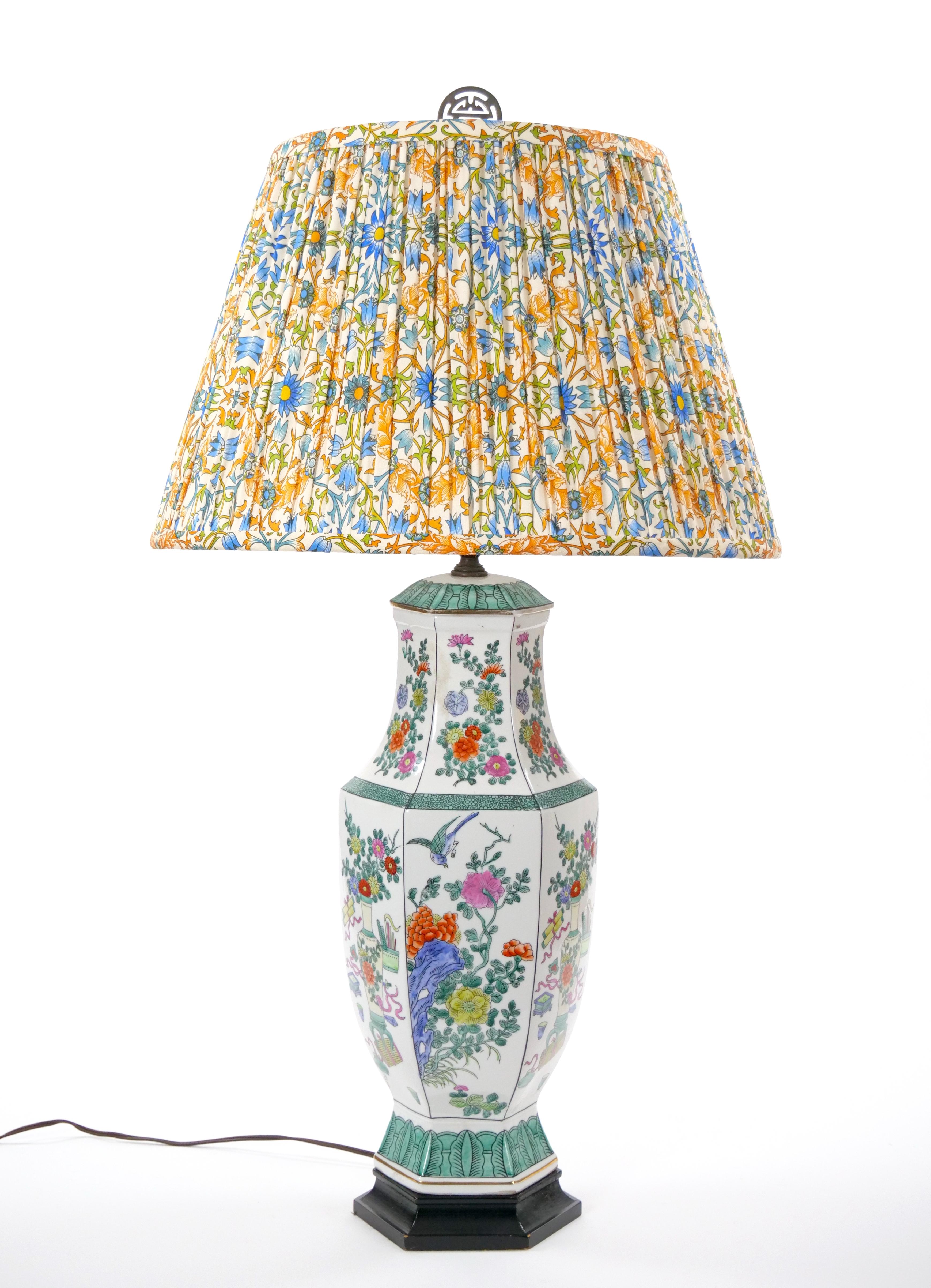 Lampada da tavolo cinese del XX secolo in porcellana con base in legno dipinto di nero in vendita 3