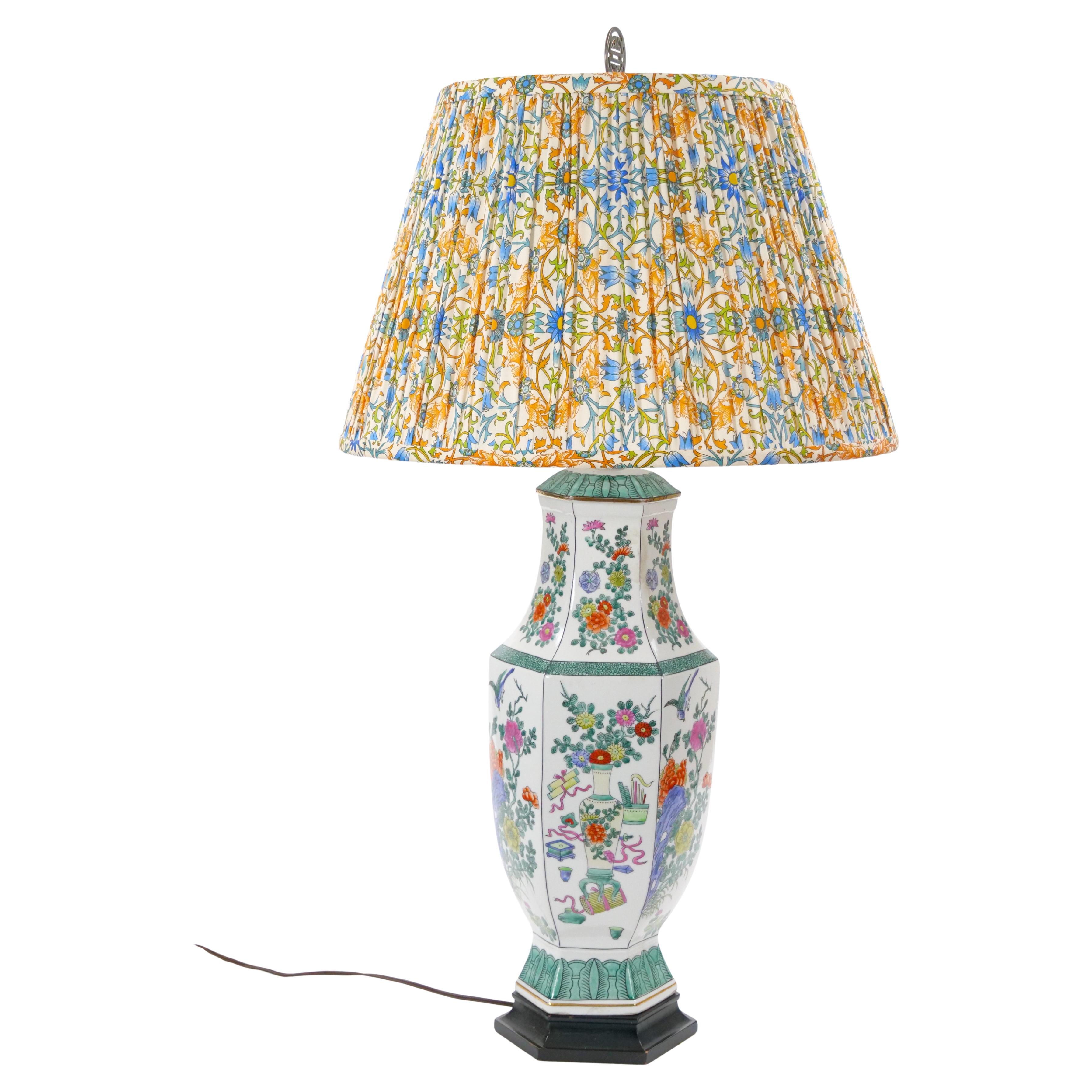Lampada da tavolo cinese del XX secolo in porcellana con base in legno dipinto di nero