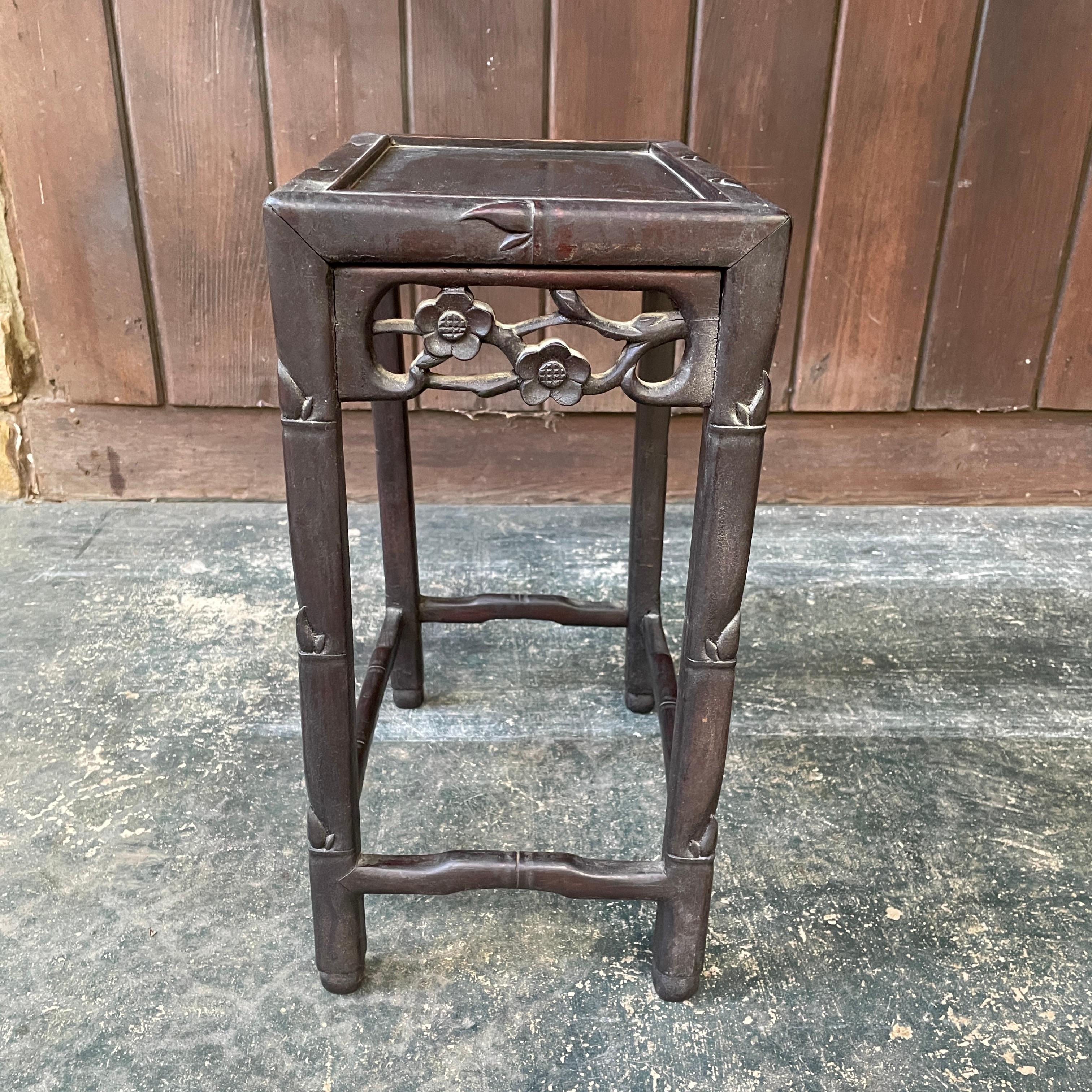 20th Century Chinese Qing Hongmu Side Table Ornate Floral Exportación china en venta