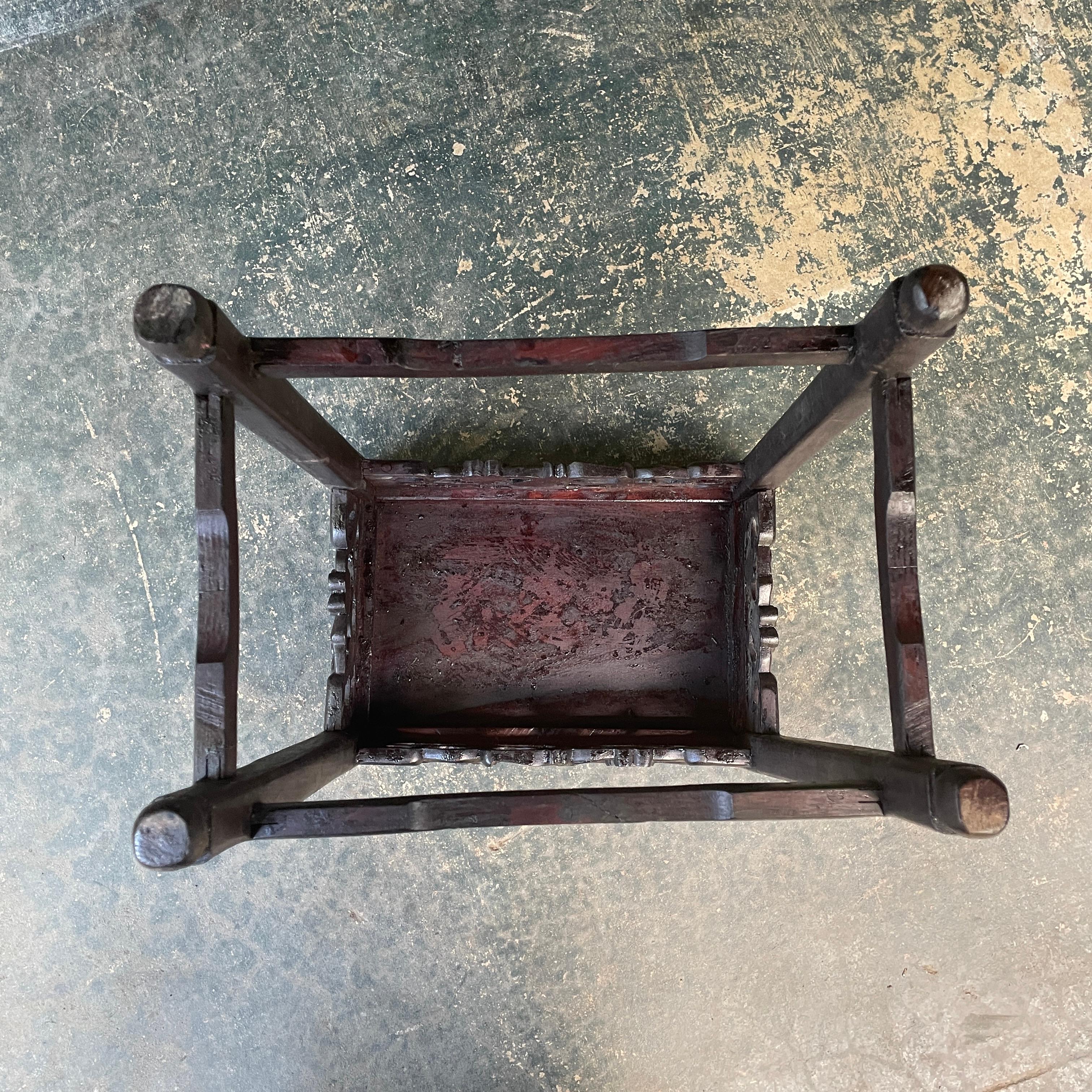 20th Century Chinese Qing Hongmu Side Table Ornate Floral Tallado a mano en venta