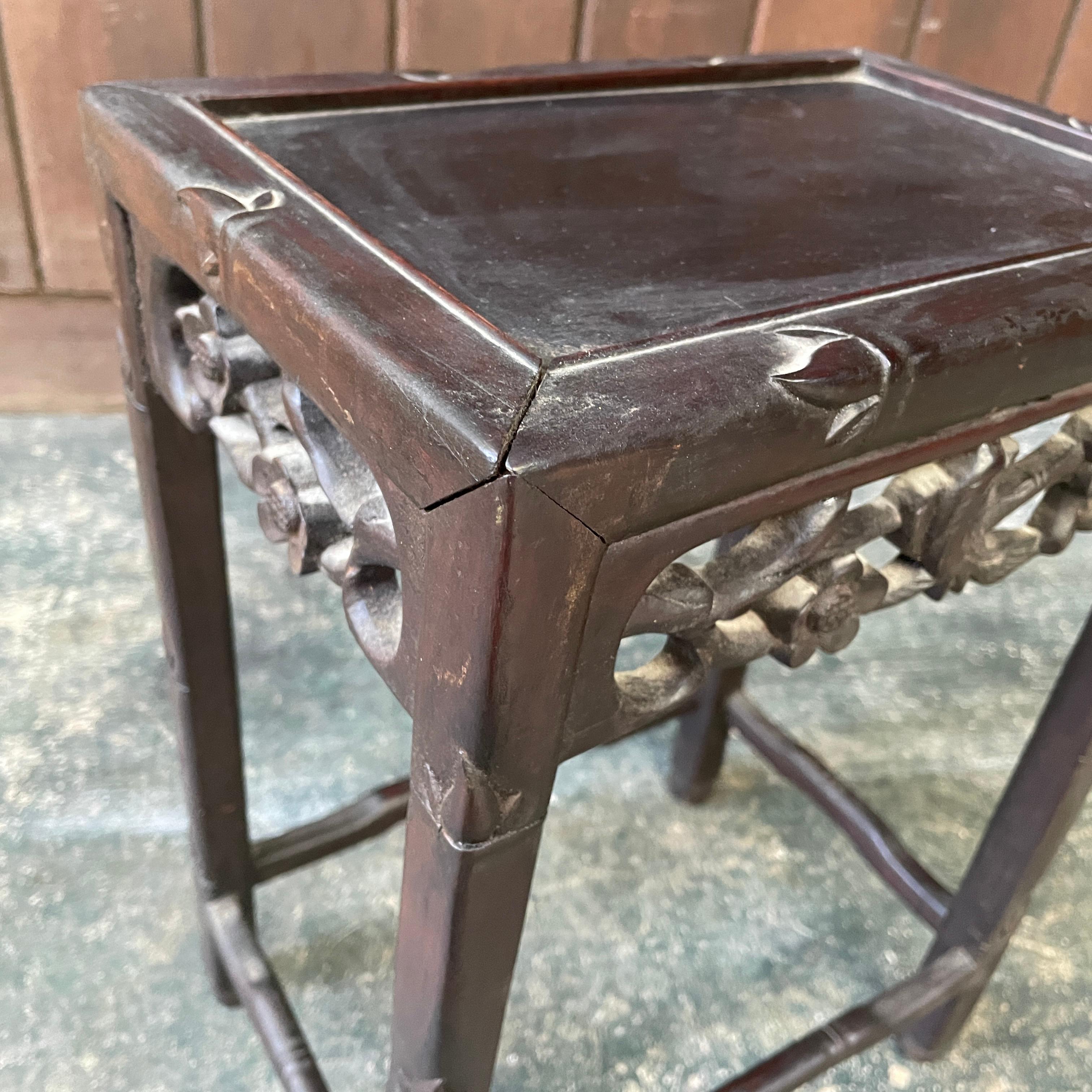 20th Century Chinese Qing Hongmu Side Table Ornate Floral en Bastante bueno estado para la venta en Hyattsville, MD