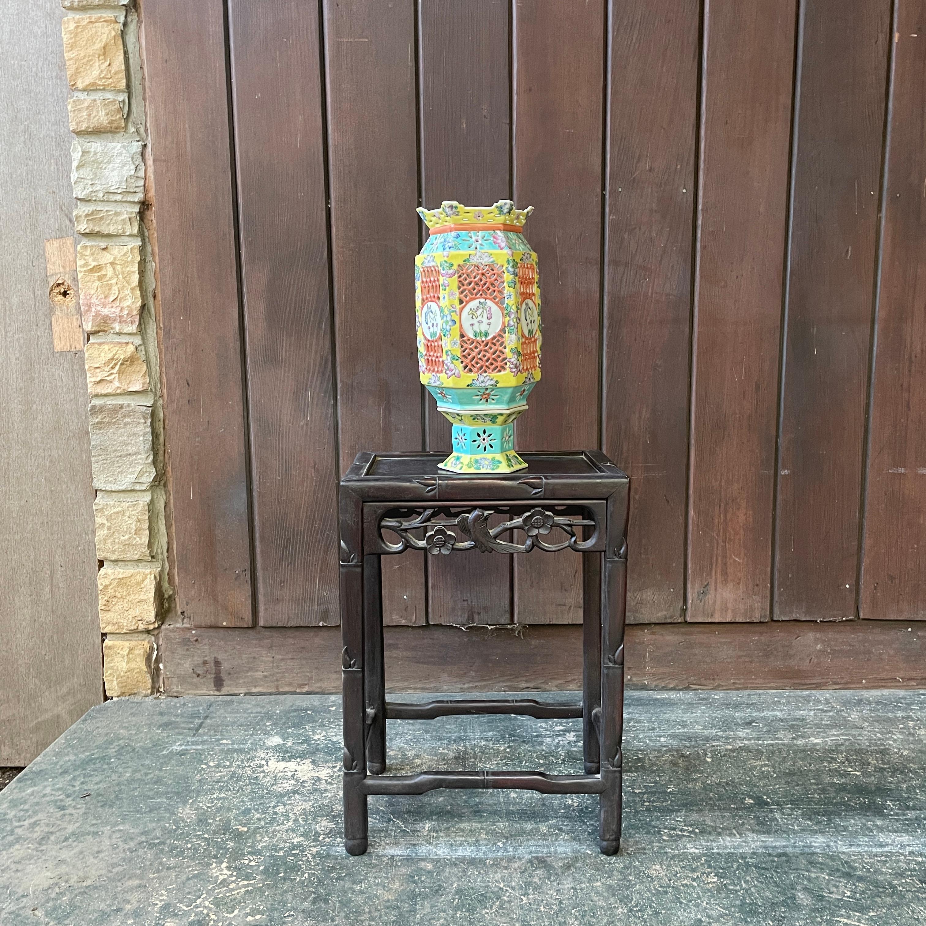 20th Century Chinese Qing Hongmu Side Table Ornate Floral en venta 1