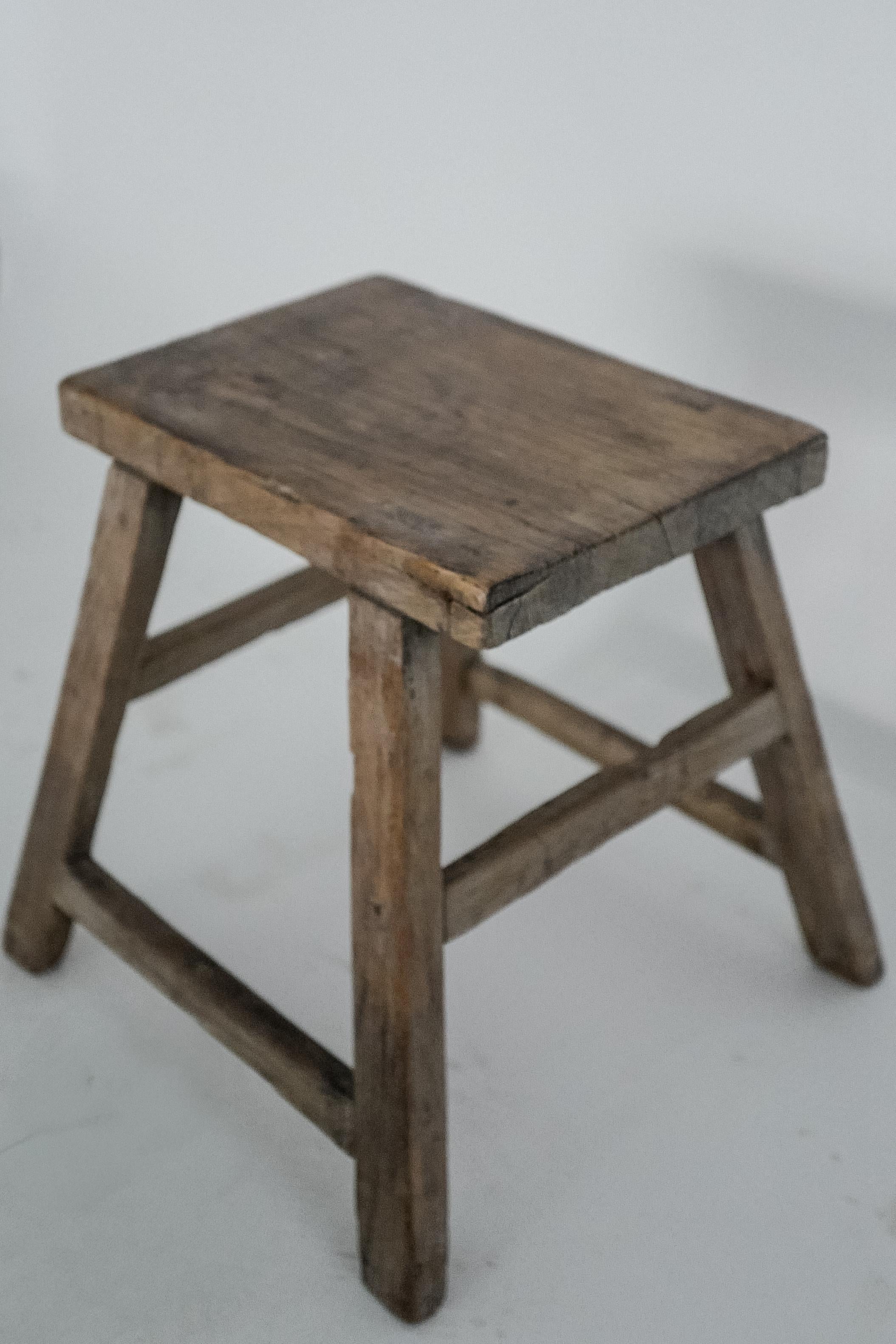 20. Jahrhundert Chinesisch Rechteckig Ulme Hocker - Rustikale Antike Massivholz Design im Zustand „Gut“ im Angebot in Milano, IT