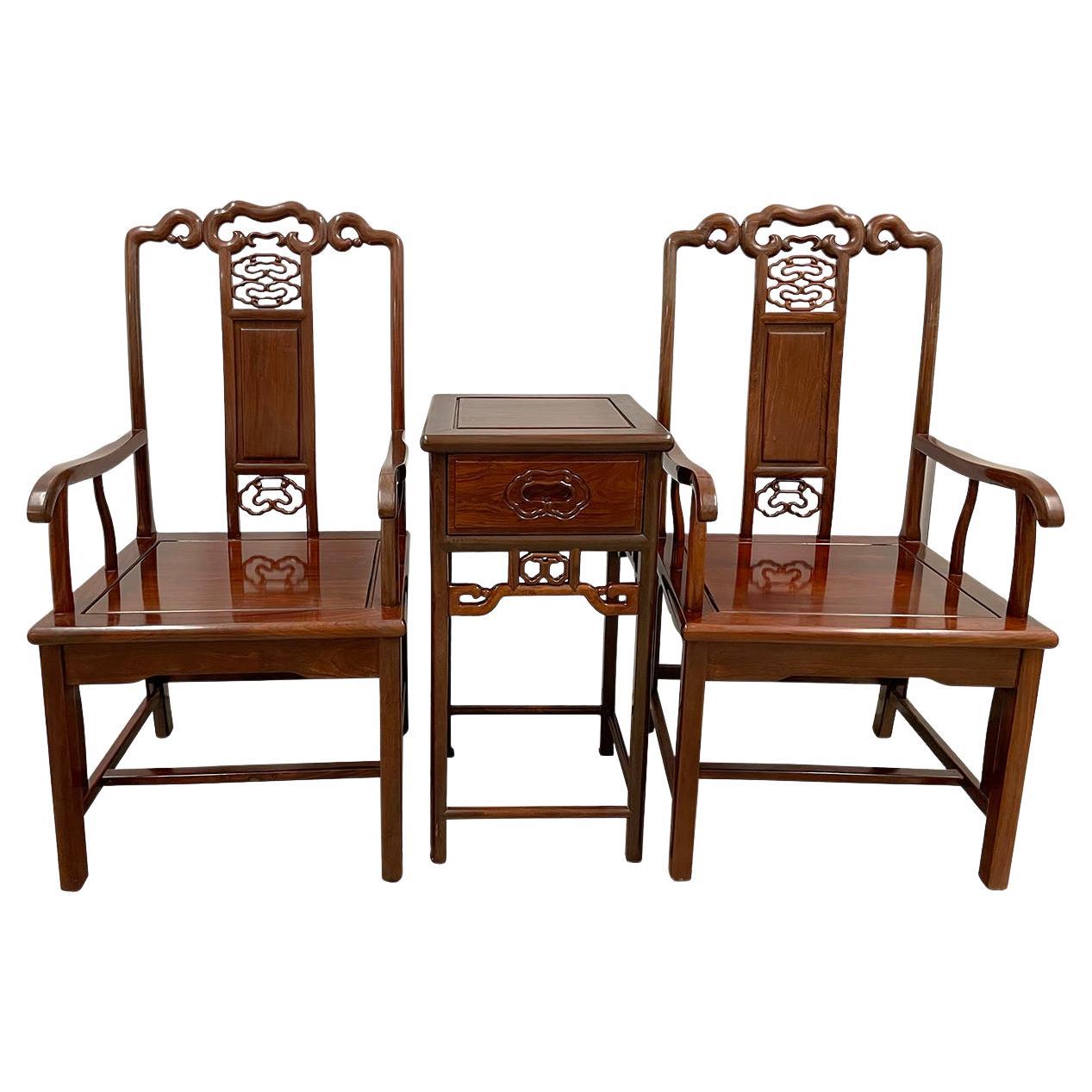 Ce magnifique ensemble de fauteuils chinois vintage à dossier en fer à cheval avec table à thé centrale est fabriqué en bois de rose massif. Très solide et robuste. Il présente un magnifique travail de sculpture sur le dos et sur le devant. Cet