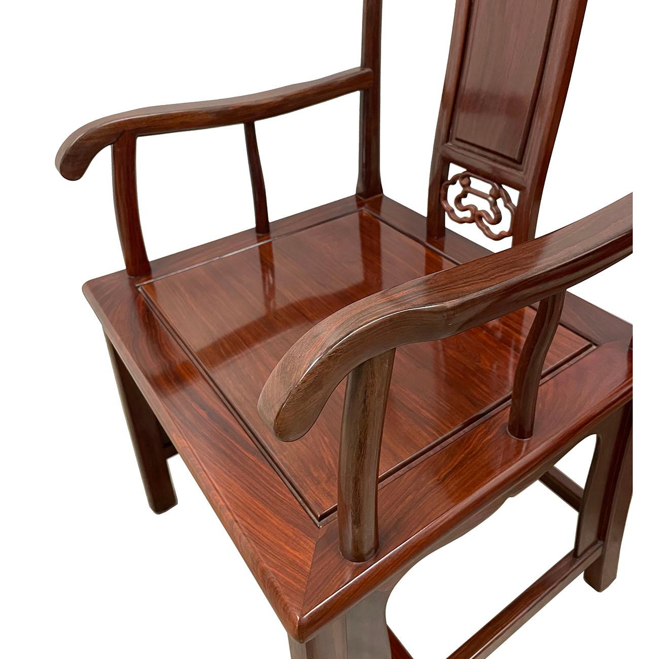 Ensemble de fauteuils chinois du 20e siècle en bois de rose sculpté en vente 1
