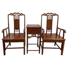 Ensemble de fauteuils chinois du 20e siècle en bois de rose sculpté