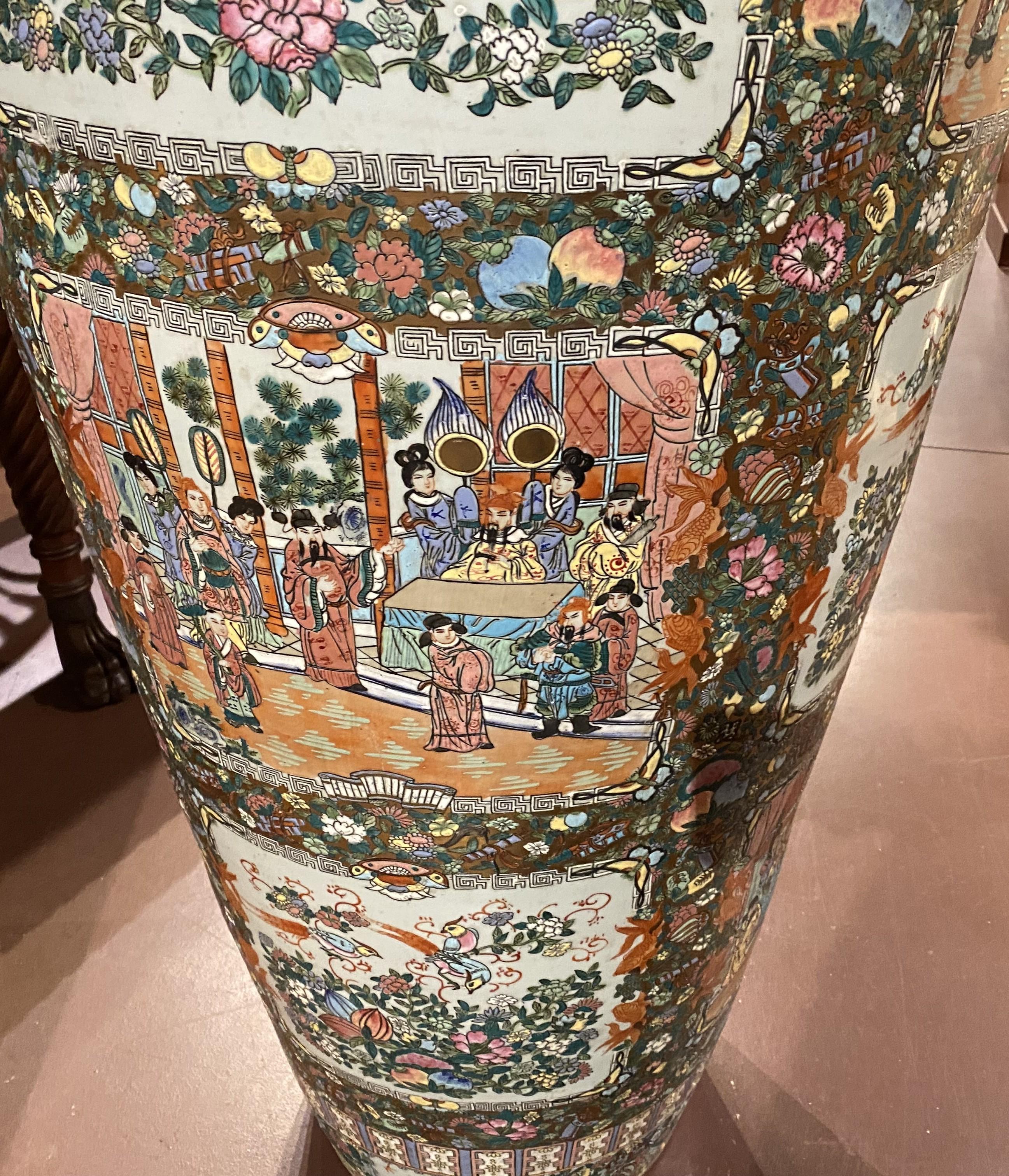 Vase de palais à médaillon de roses du 20e siècle de la Chine, de taille monumentale en vente 2