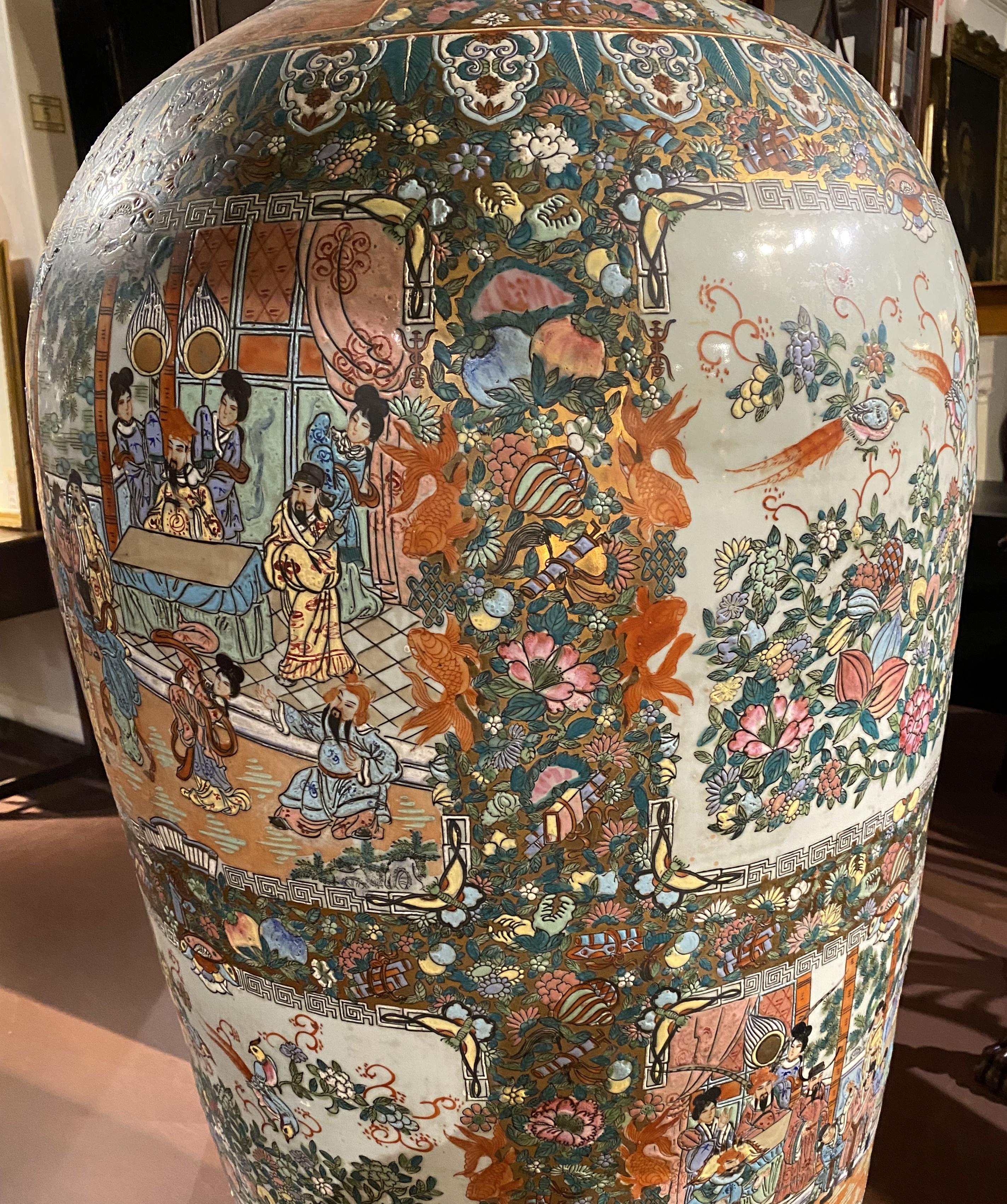 Vase de palais à médaillon de roses du 20e siècle de la Chine, de taille monumentale en vente 3