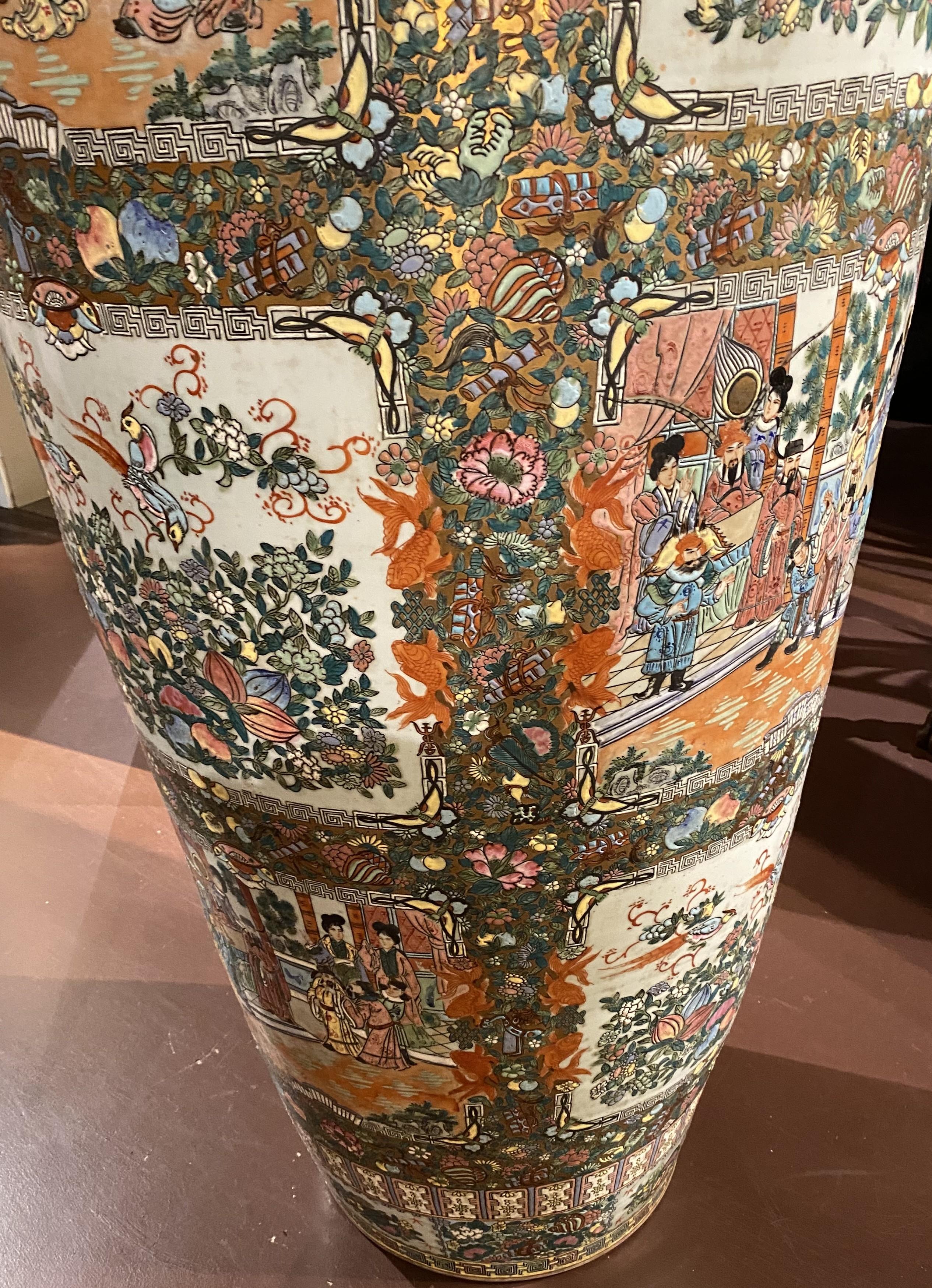 Vase de palais à médaillon de roses du 20e siècle de la Chine, de taille monumentale en vente 4