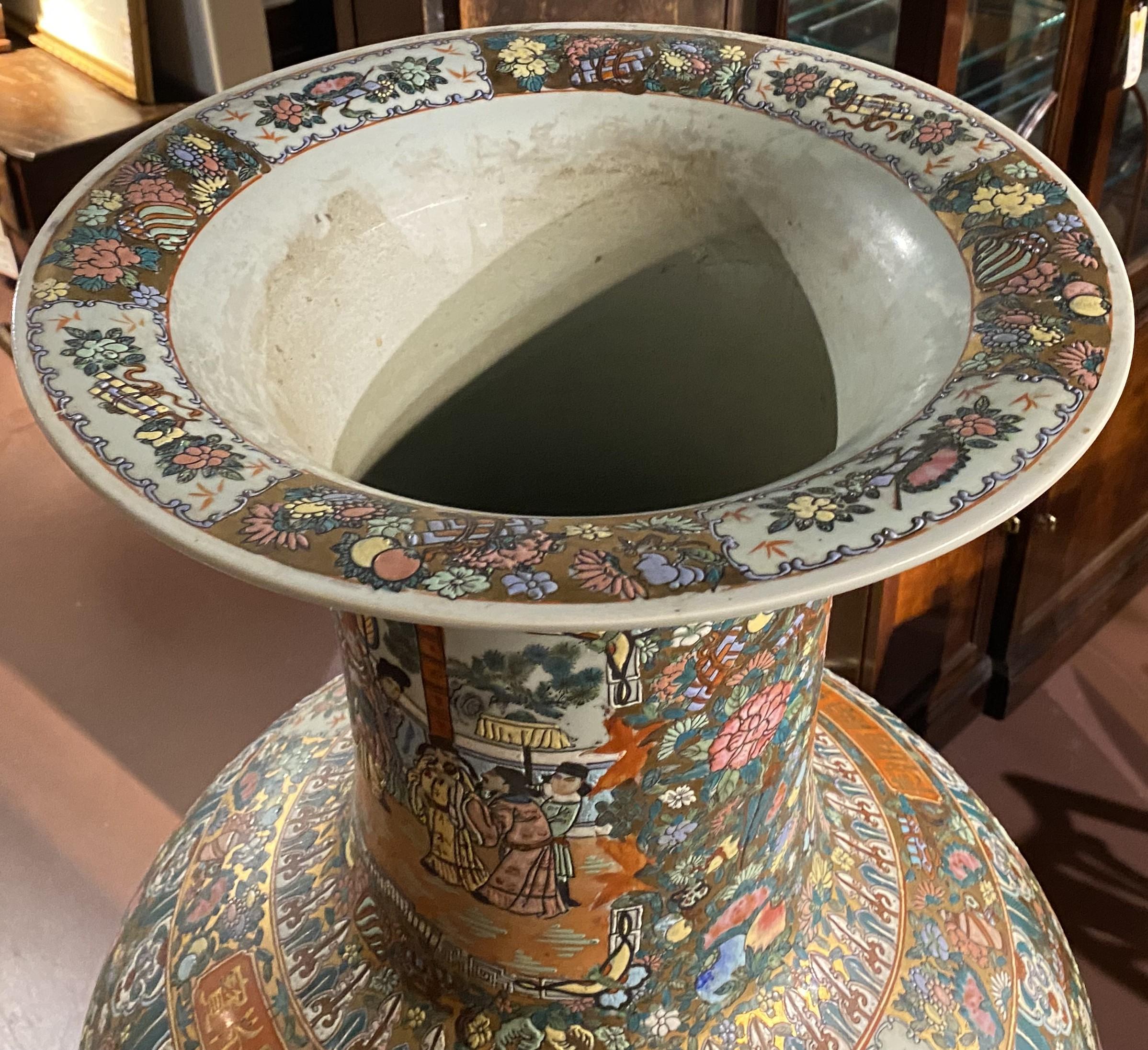 Vase de palais à médaillon de roses du 20e siècle de la Chine, de taille monumentale en vente 5