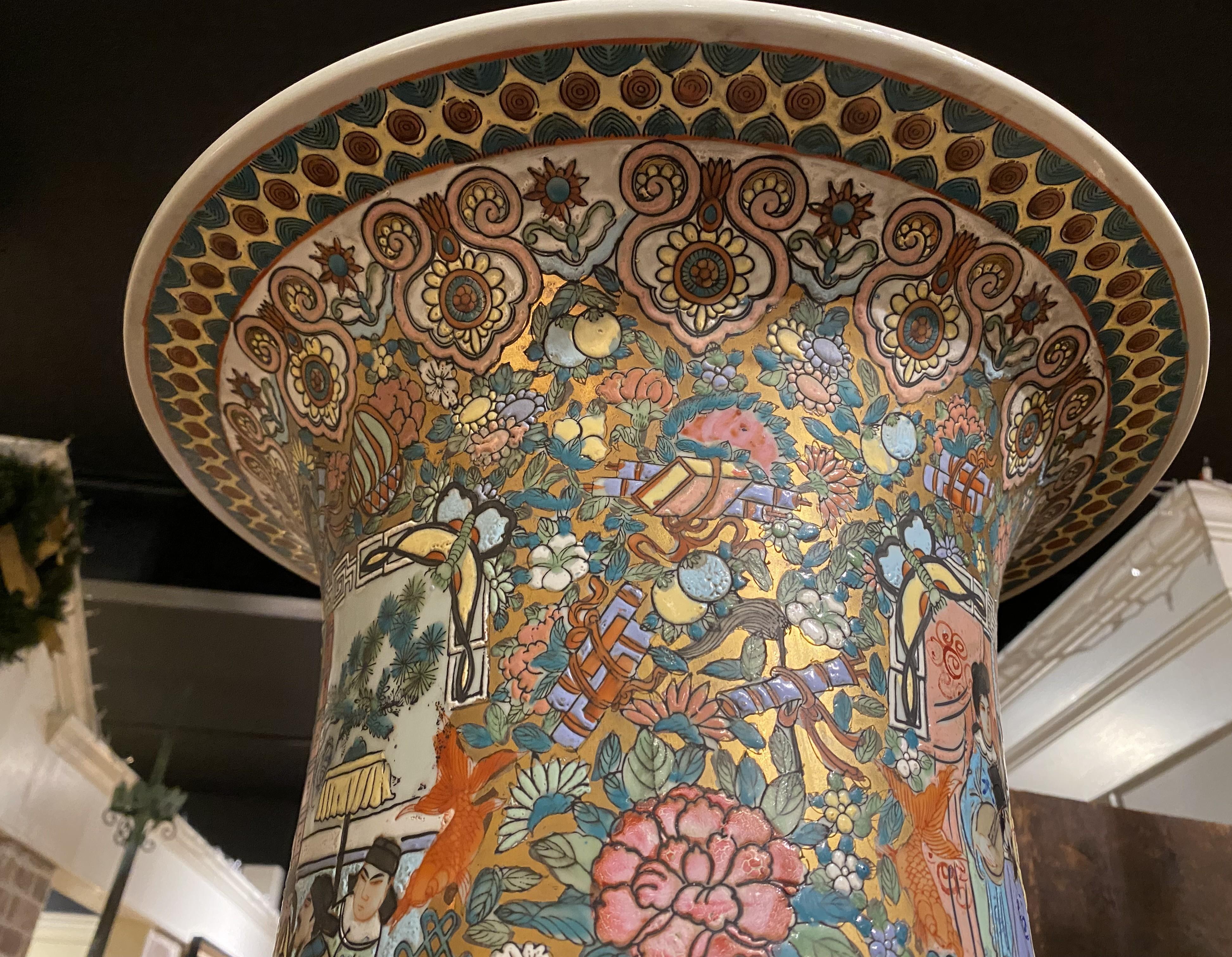 Vase de palais à médaillon de roses du 20e siècle de la Chine, de taille monumentale en vente 6