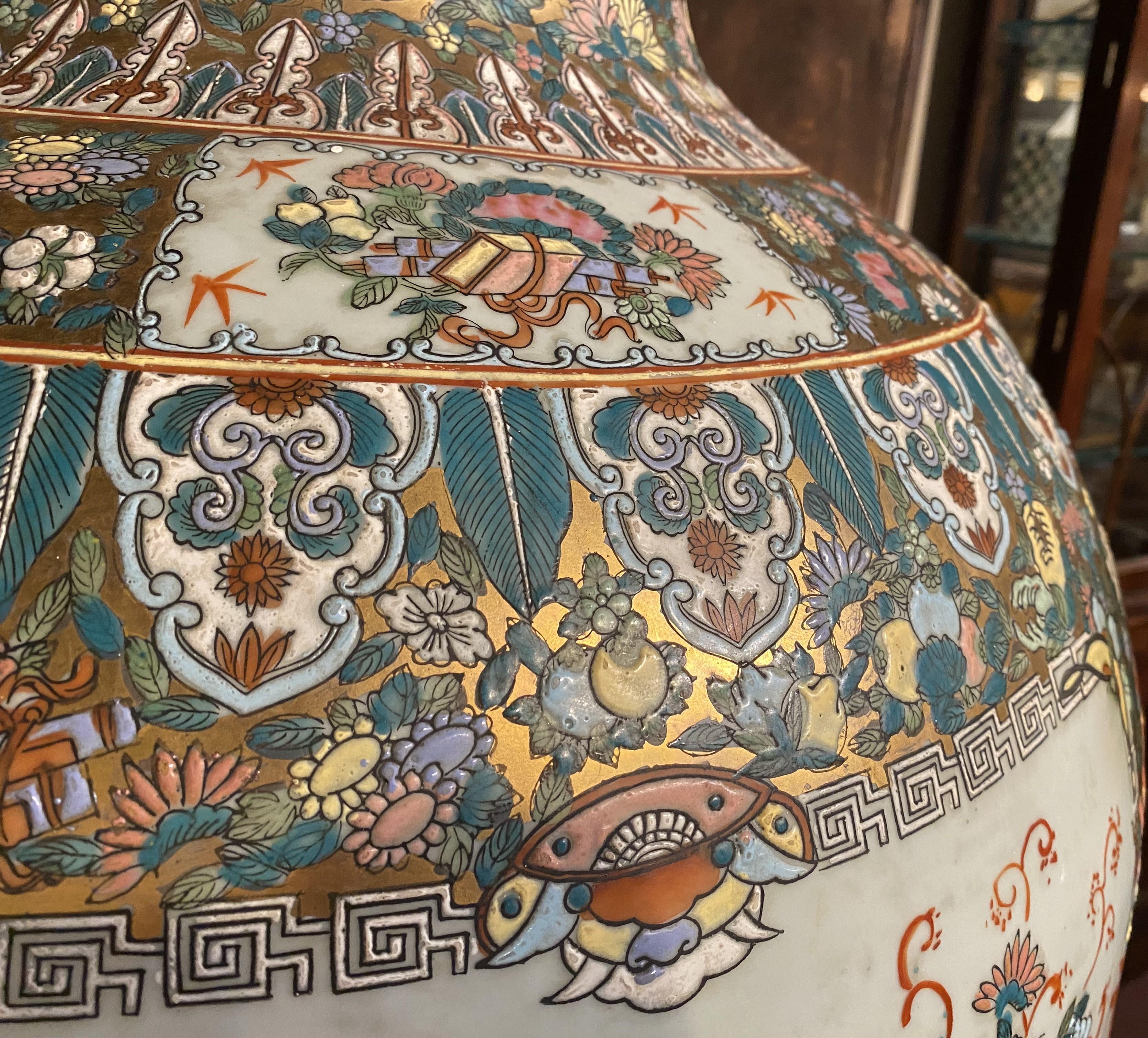 Vase de palais à médaillon de roses du 20e siècle de la Chine, de taille monumentale en vente 7