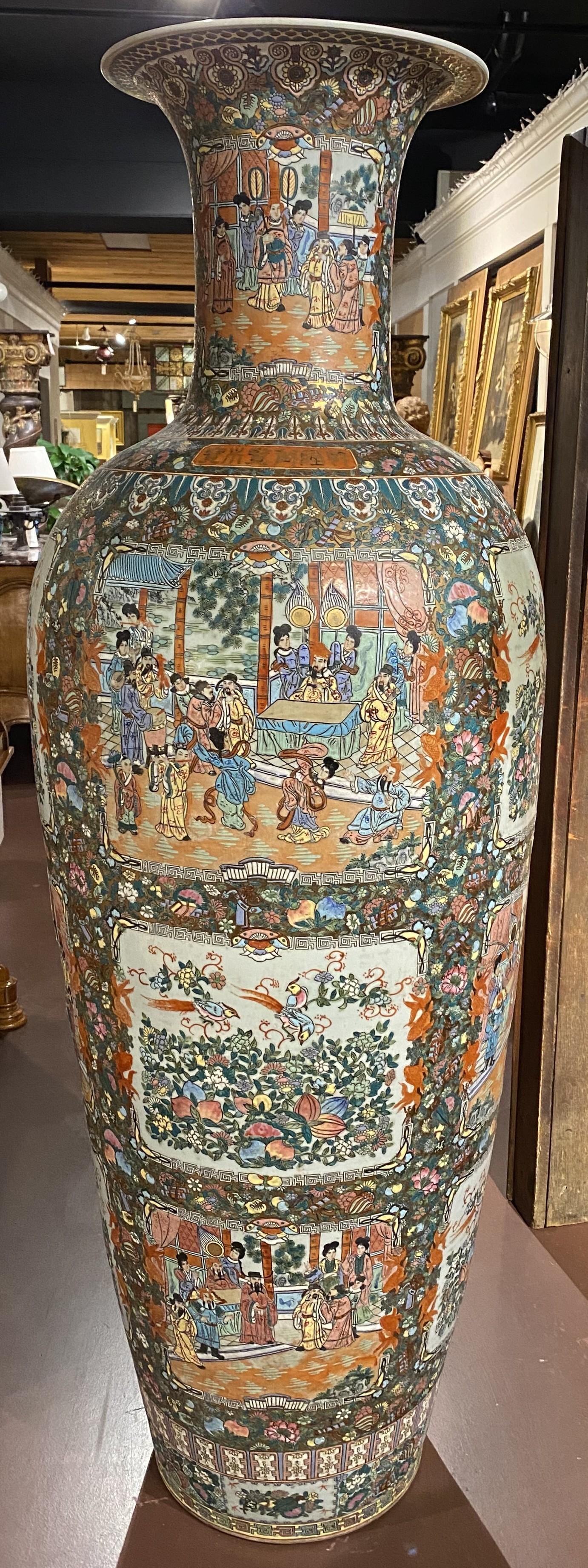 Exportation chinoise Vase de palais à médaillon de roses du 20e siècle de la Chine, de taille monumentale en vente
