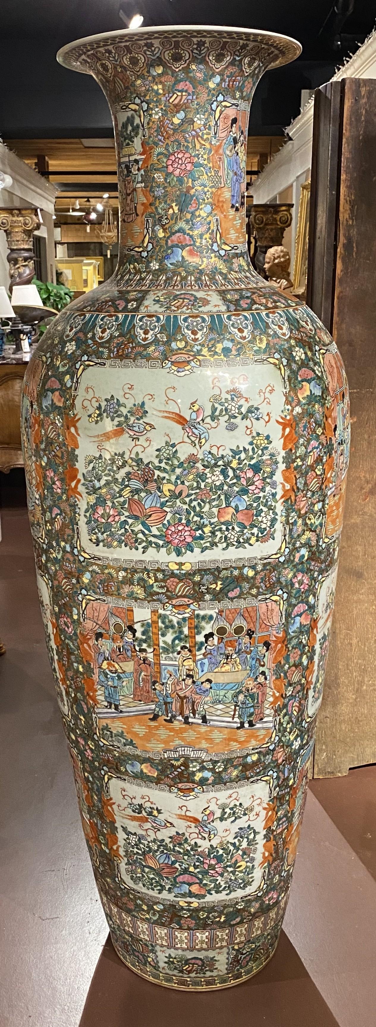 Chinois Vase de palais à médaillon de roses du 20e siècle de la Chine, de taille monumentale en vente
