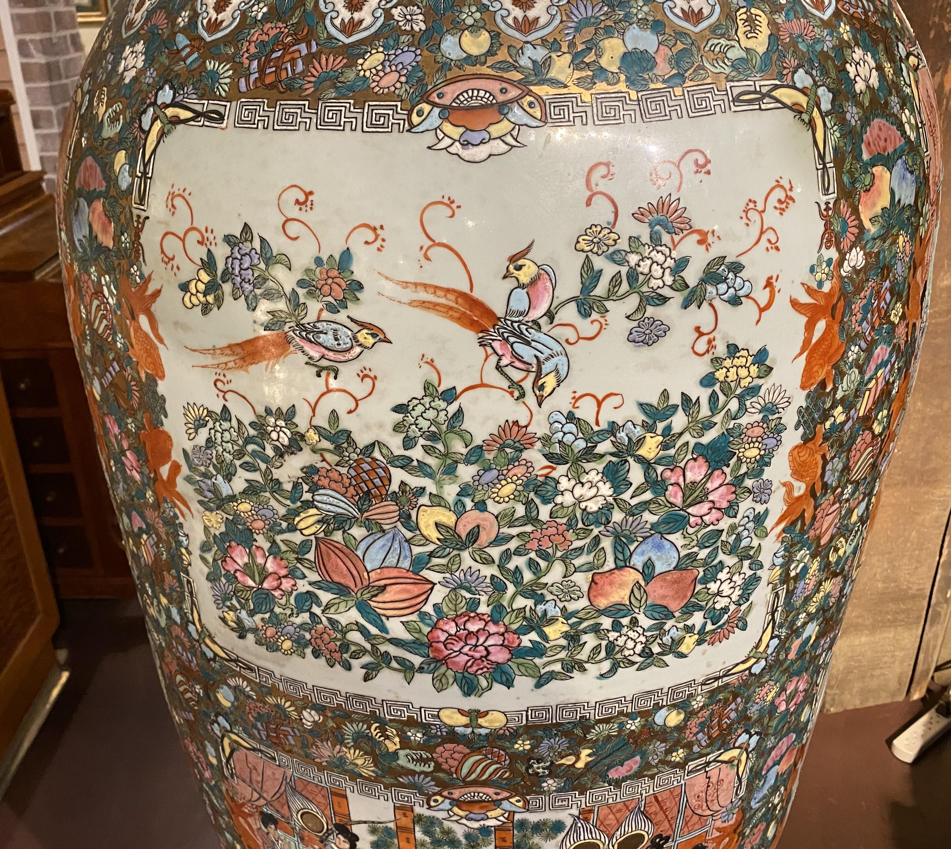 Peint à la main Vase de palais à médaillon de roses du 20e siècle de la Chine, de taille monumentale en vente