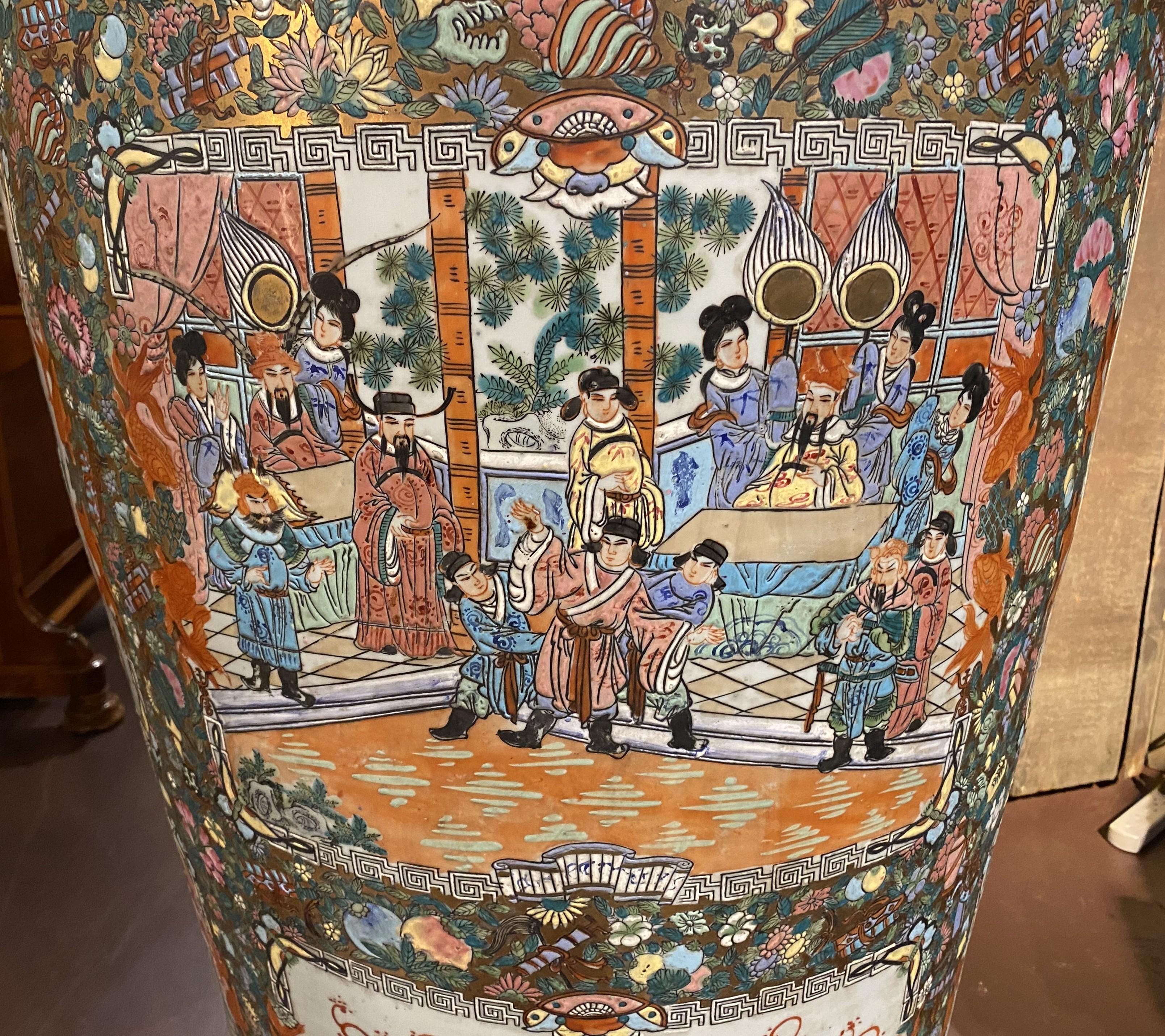 Vase de palais à médaillon de roses du 20e siècle de la Chine, de taille monumentale Bon état - En vente à Milford, NH