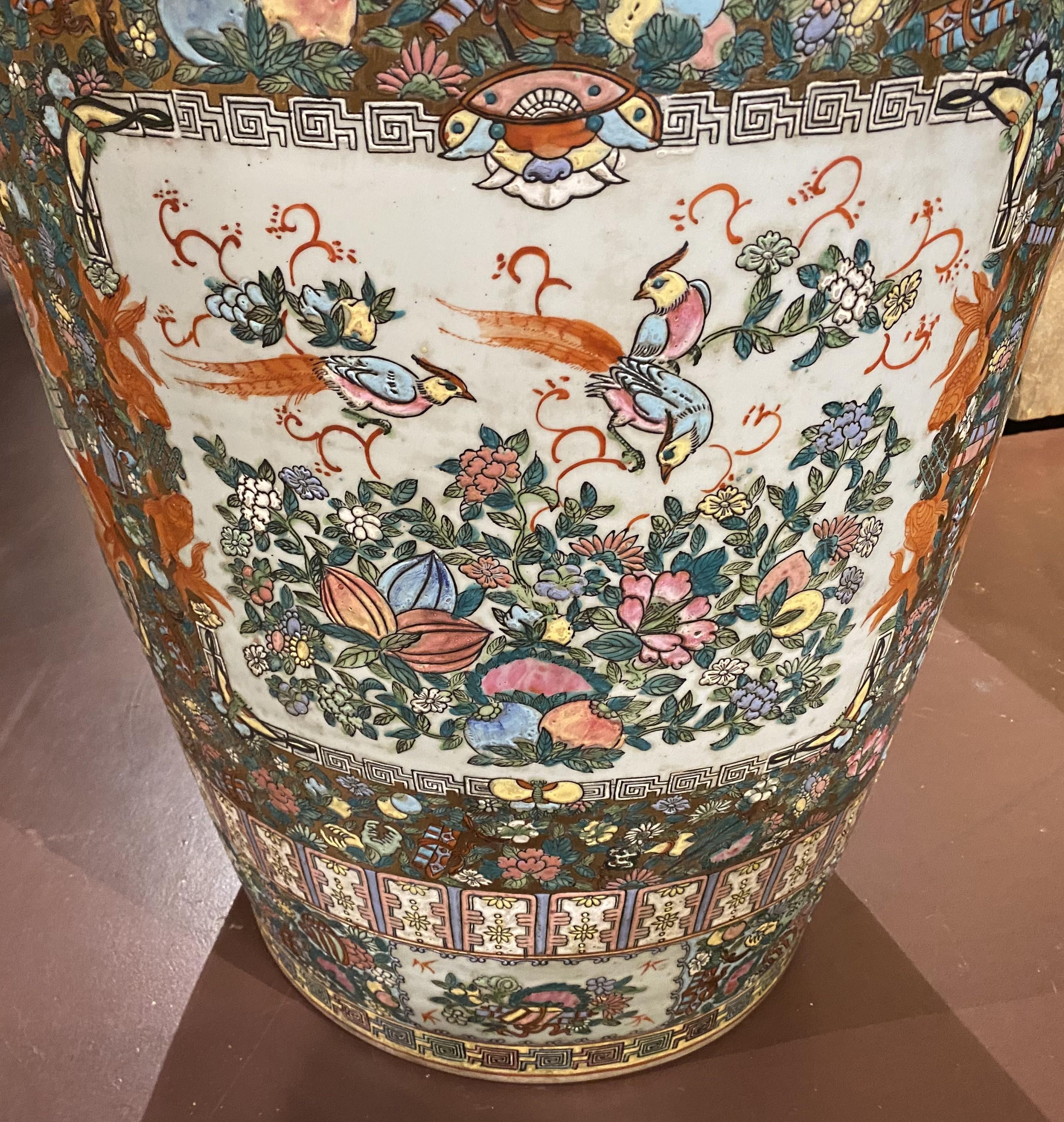 20ième siècle Vase de palais à médaillon de roses du 20e siècle de la Chine, de taille monumentale en vente