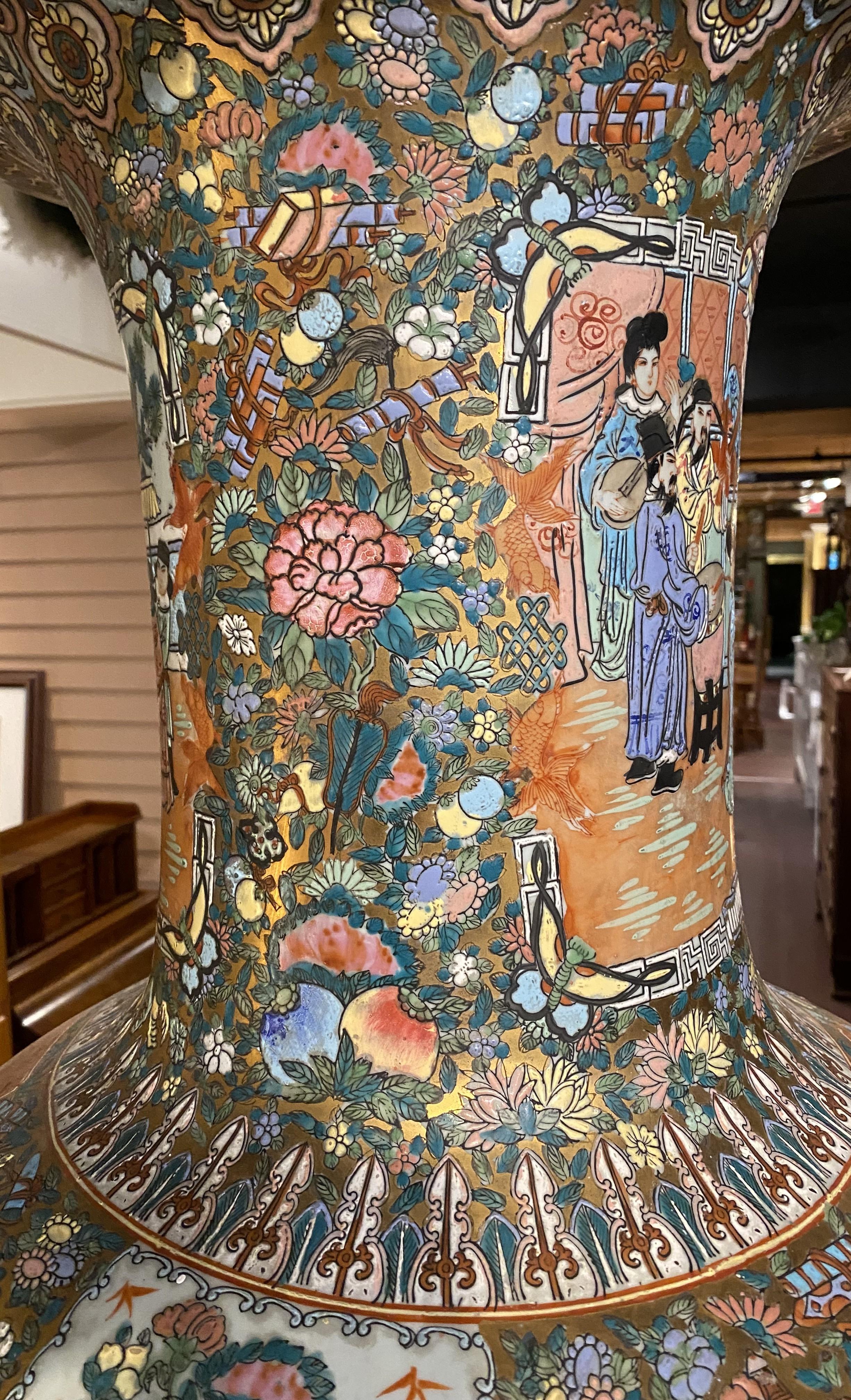 Porcelaine Vase de palais à médaillon de roses du 20e siècle de la Chine, de taille monumentale en vente