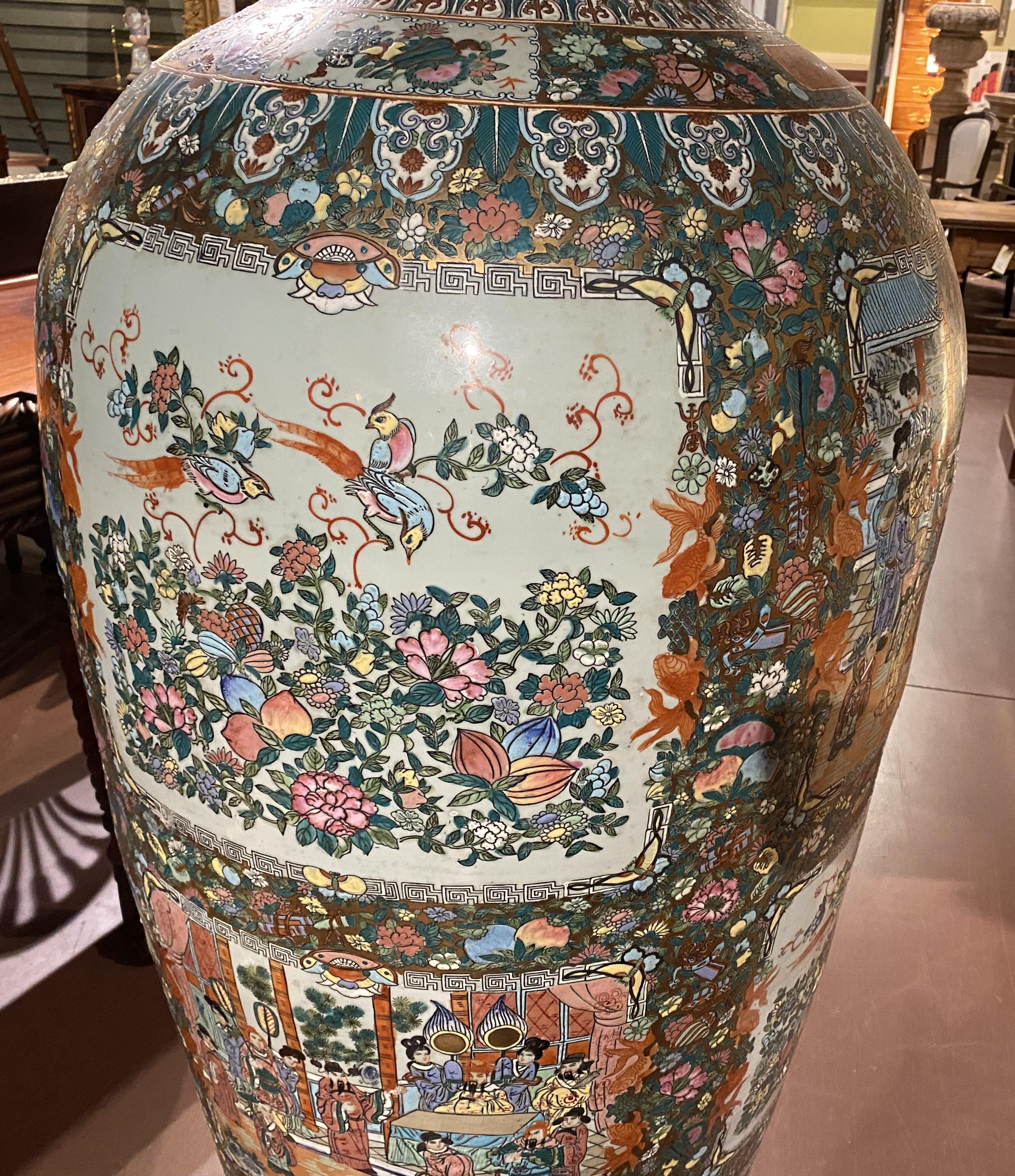 Vase de palais à médaillon de roses du 20e siècle de la Chine, de taille monumentale en vente 1