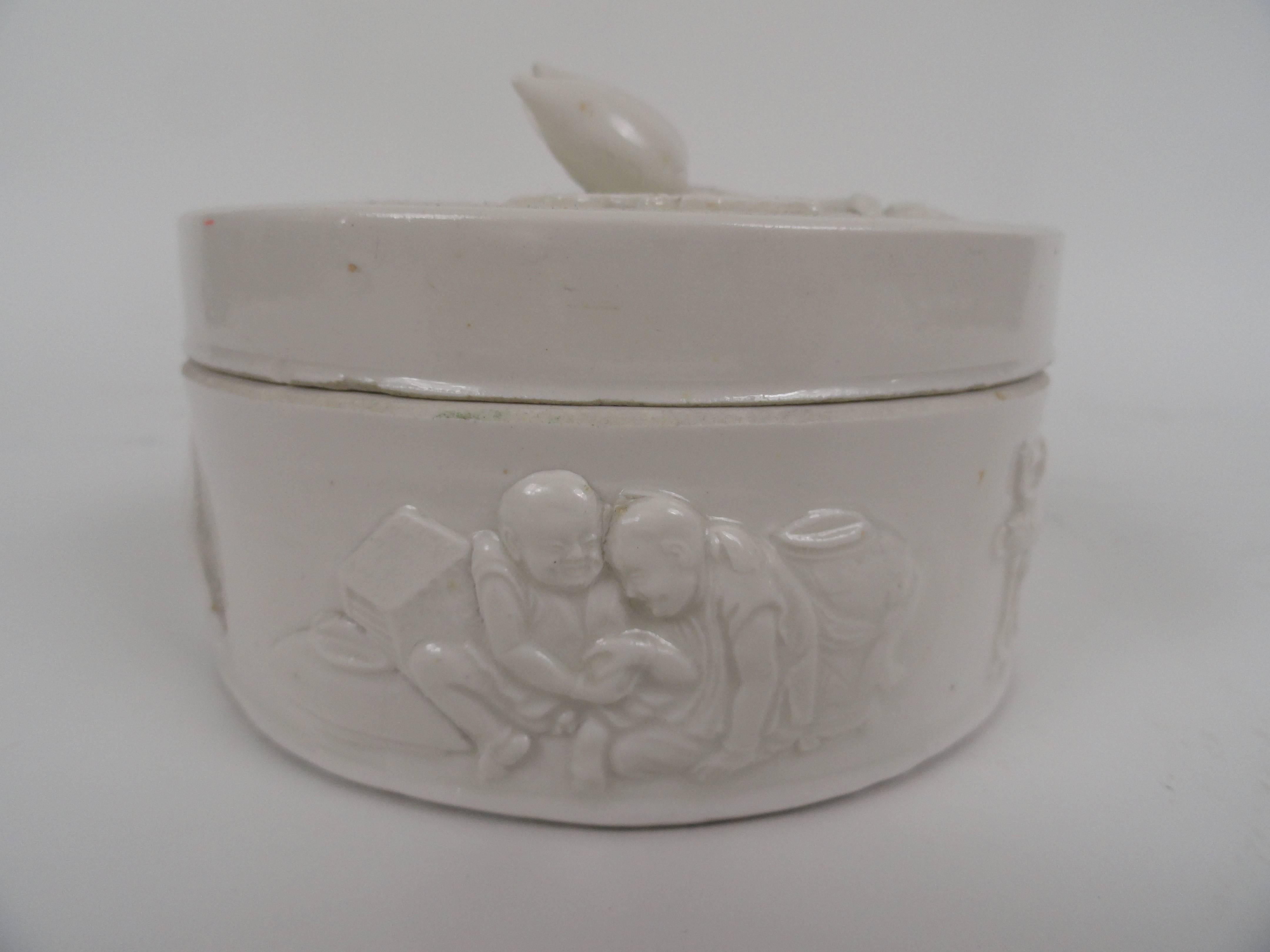 20th Century, Chinese Round Ceramic Box For Sale 6