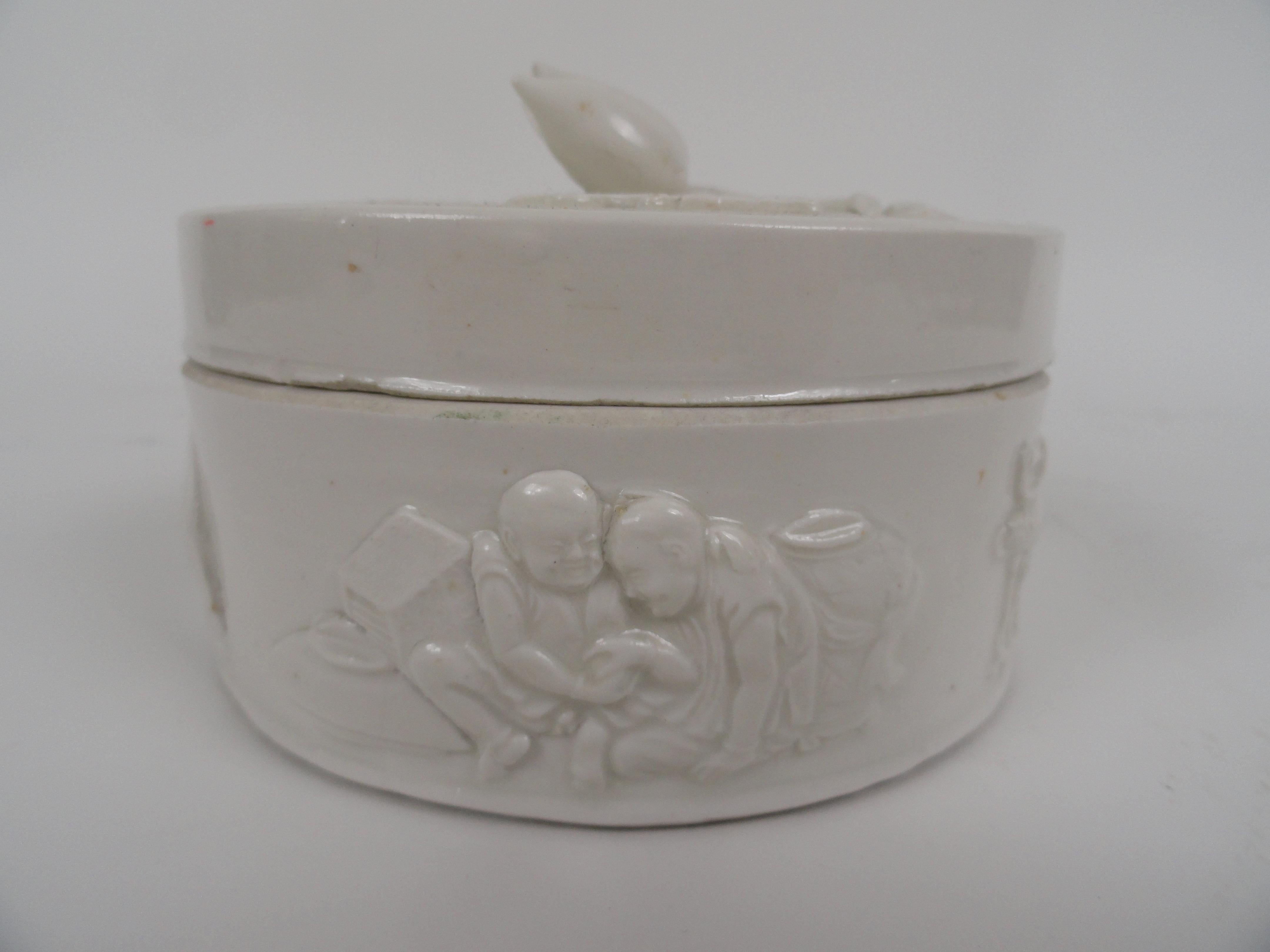 20th Century Chinese Round Ceramic Box For Sale 6