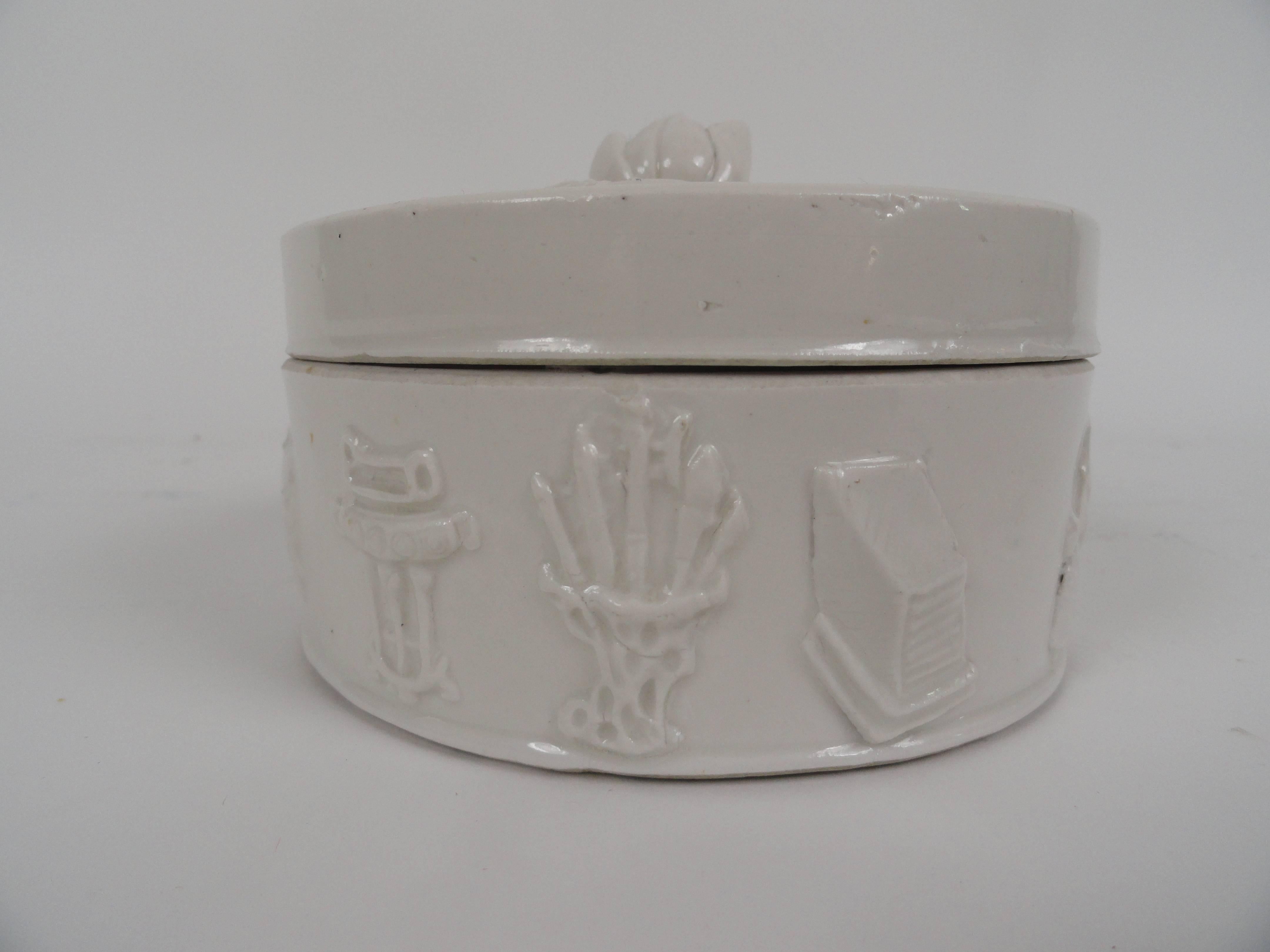 20th Century, Chinese Round Ceramic Box For Sale 7