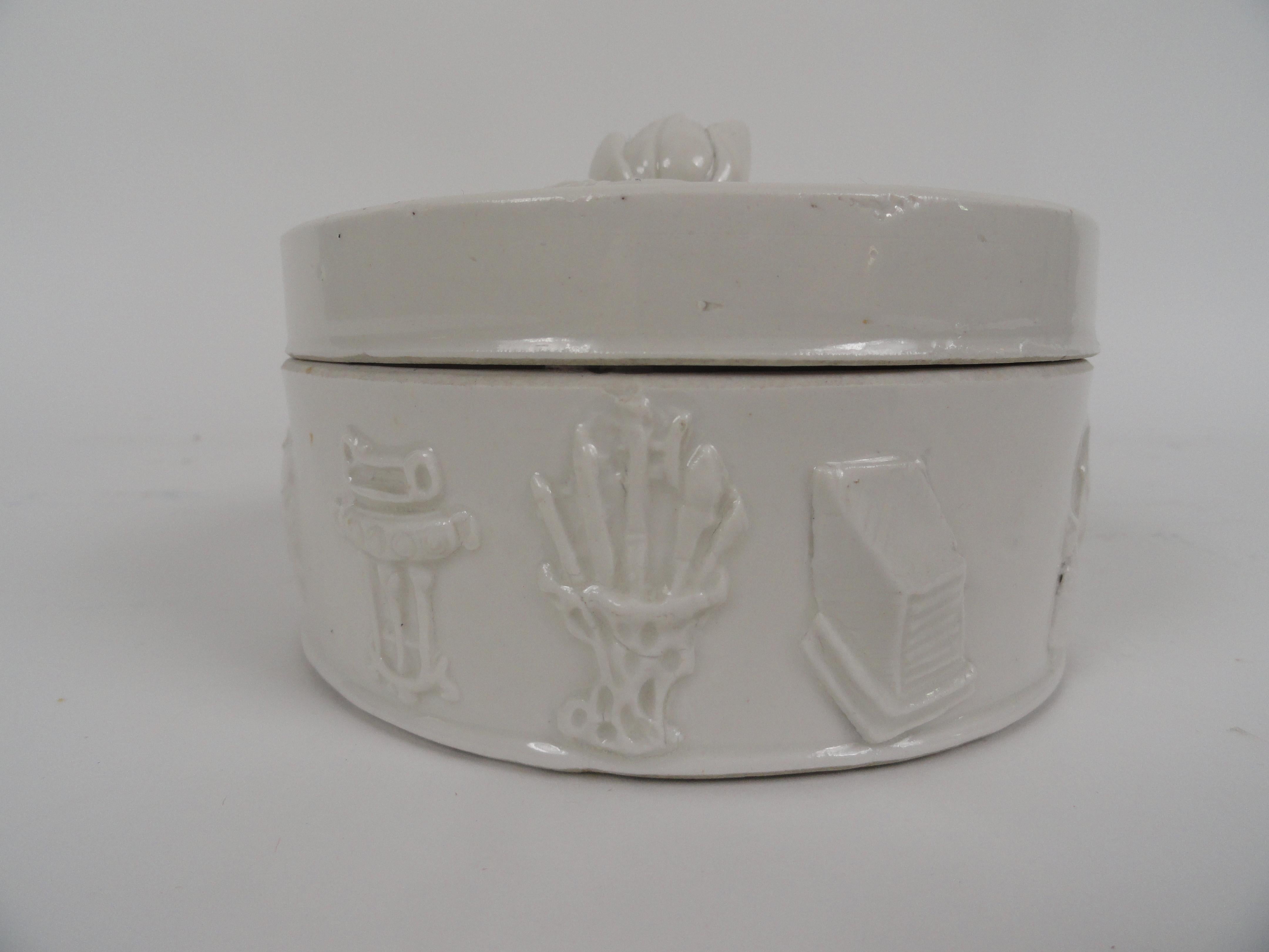 20th Century Chinese Round Ceramic Box For Sale 7