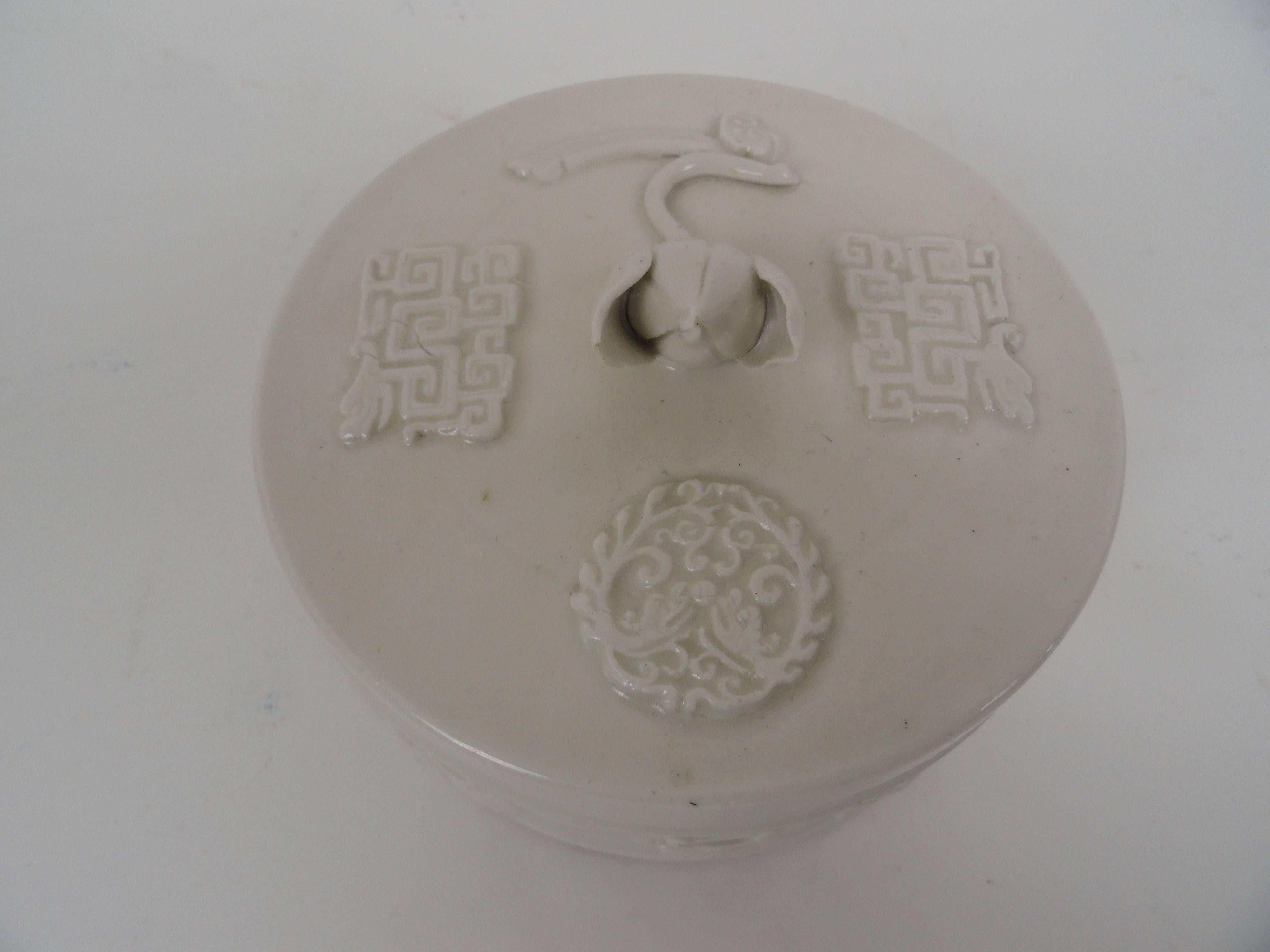 20th Century, Chinese Round Ceramic Box In Good Condition For Sale In West Palm Beach, FL