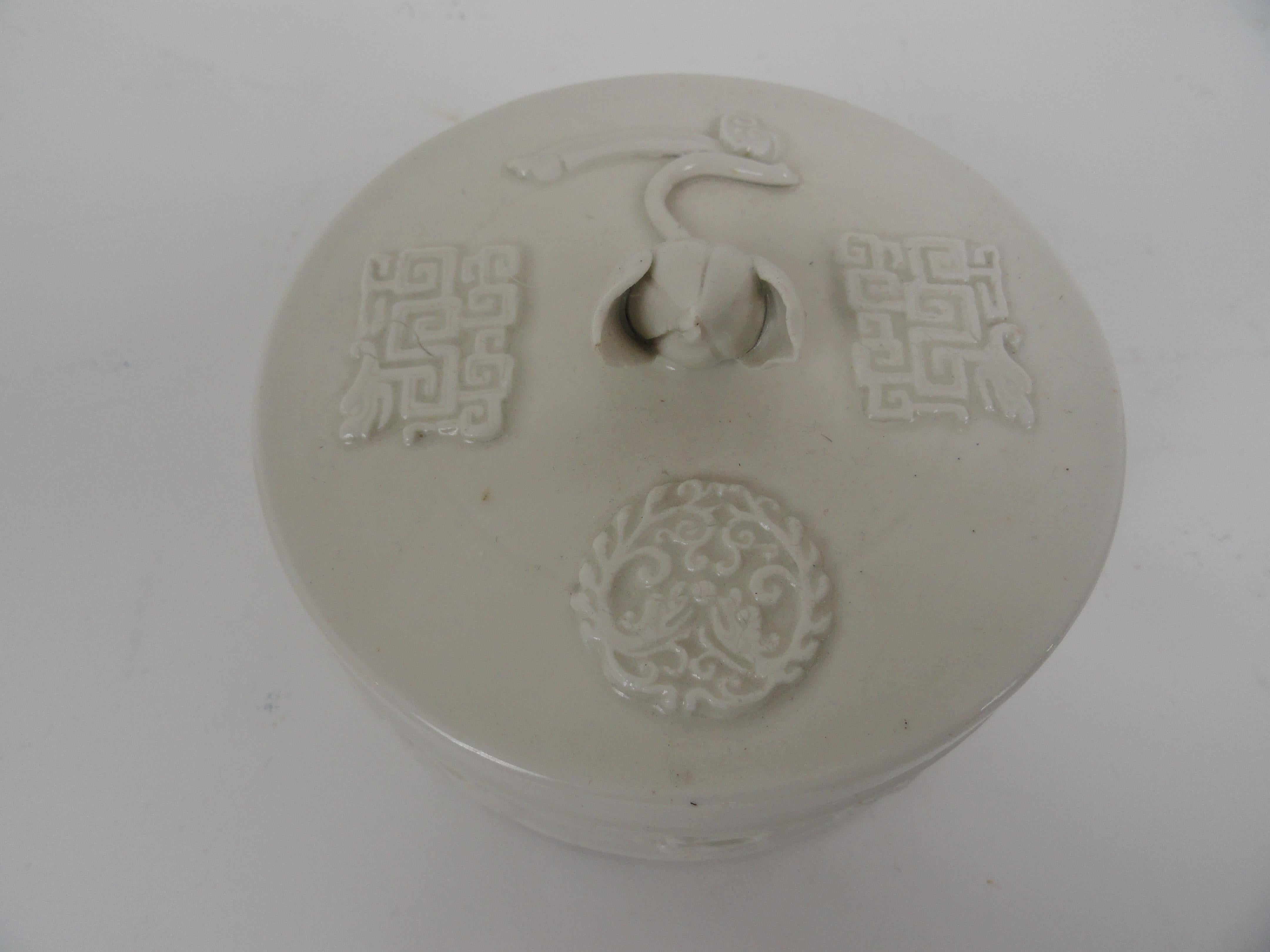 20th Century Chinese Round Ceramic Box In Good Condition For Sale In West Palm Beach, FL