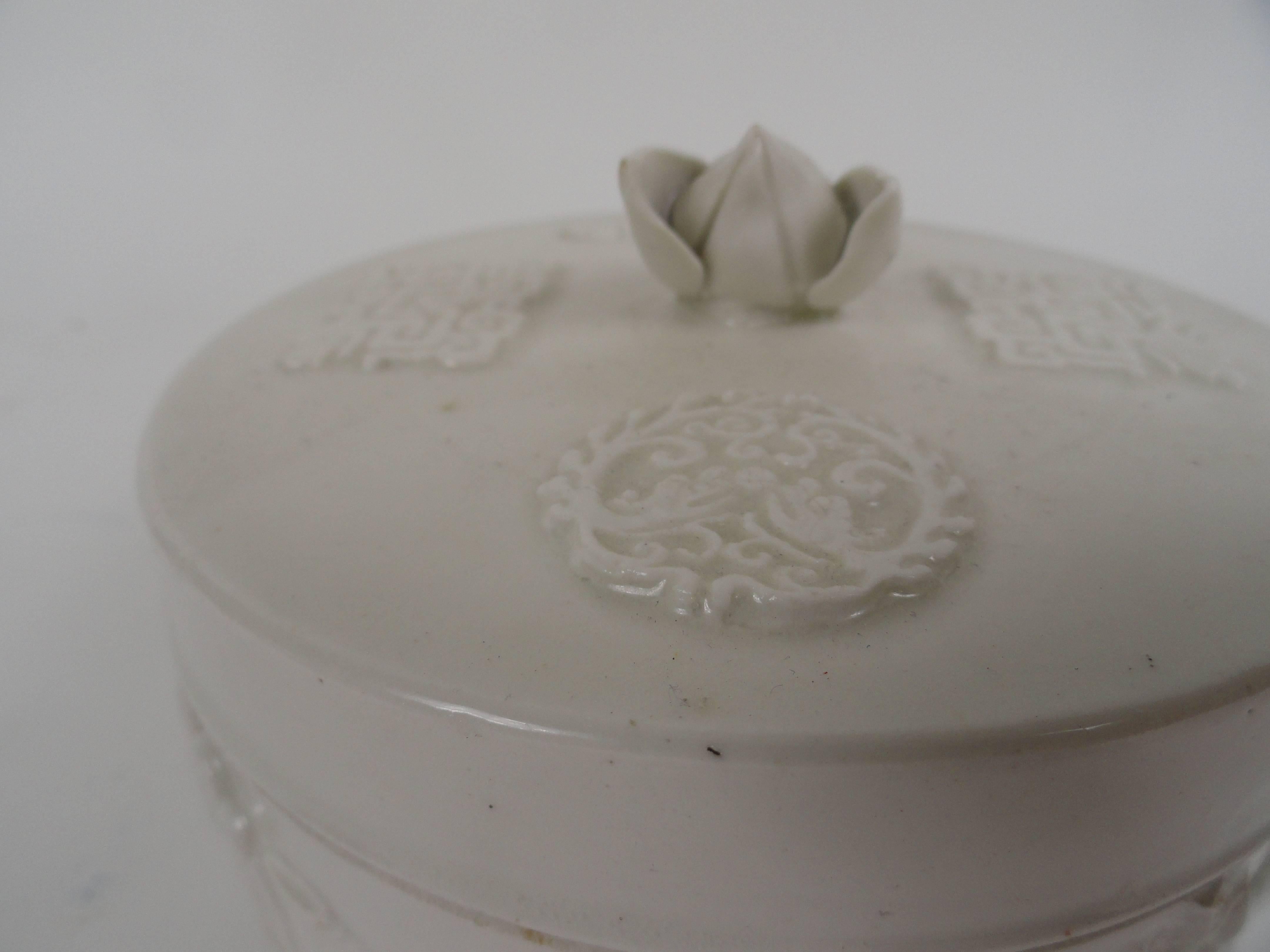 Early 20th Century 20th Century, Chinese Round Ceramic Box For Sale