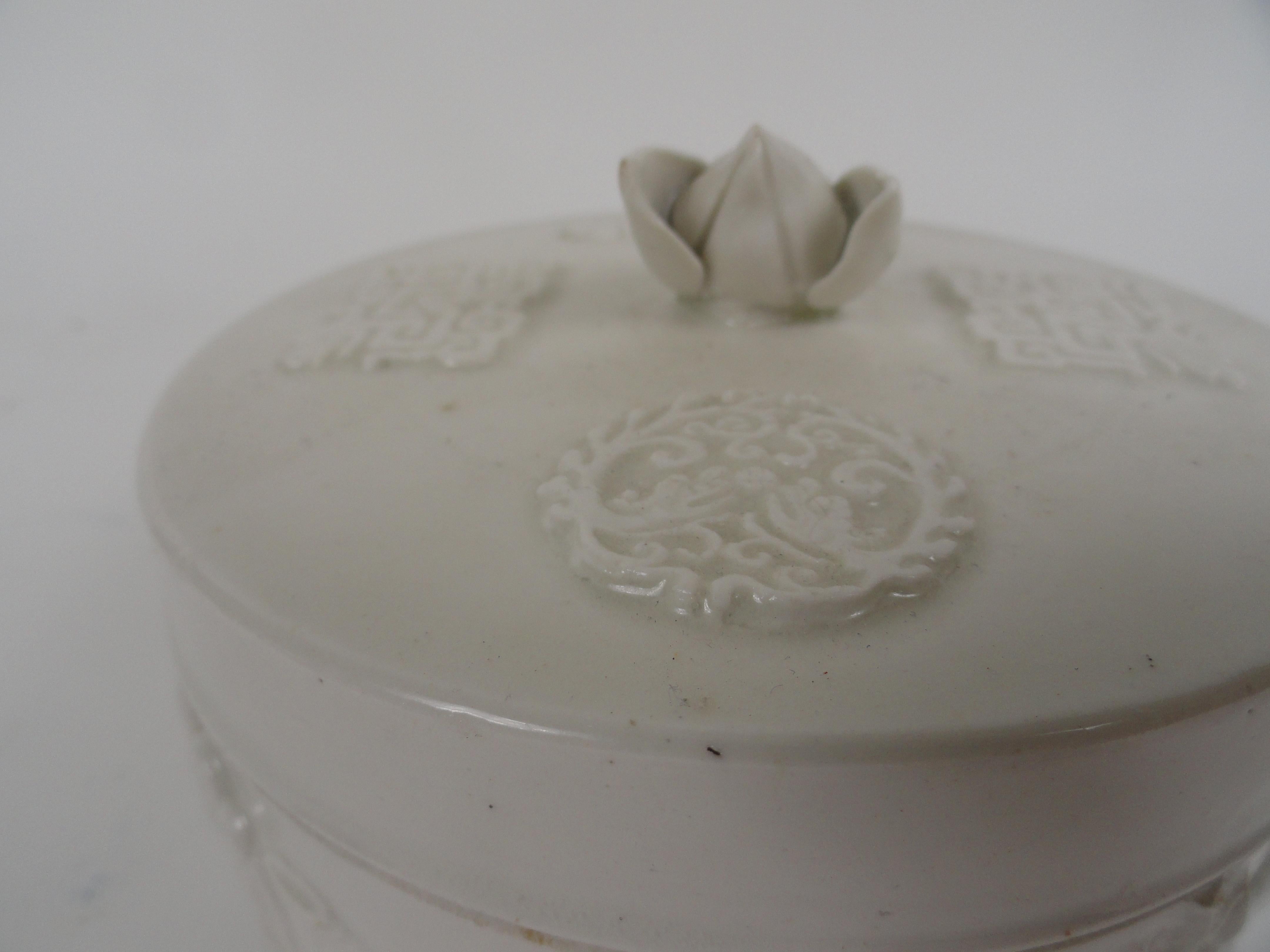 20th Century Chinese Round Ceramic Box im Zustand „Gut“ im Angebot in West Palm Beach, FL