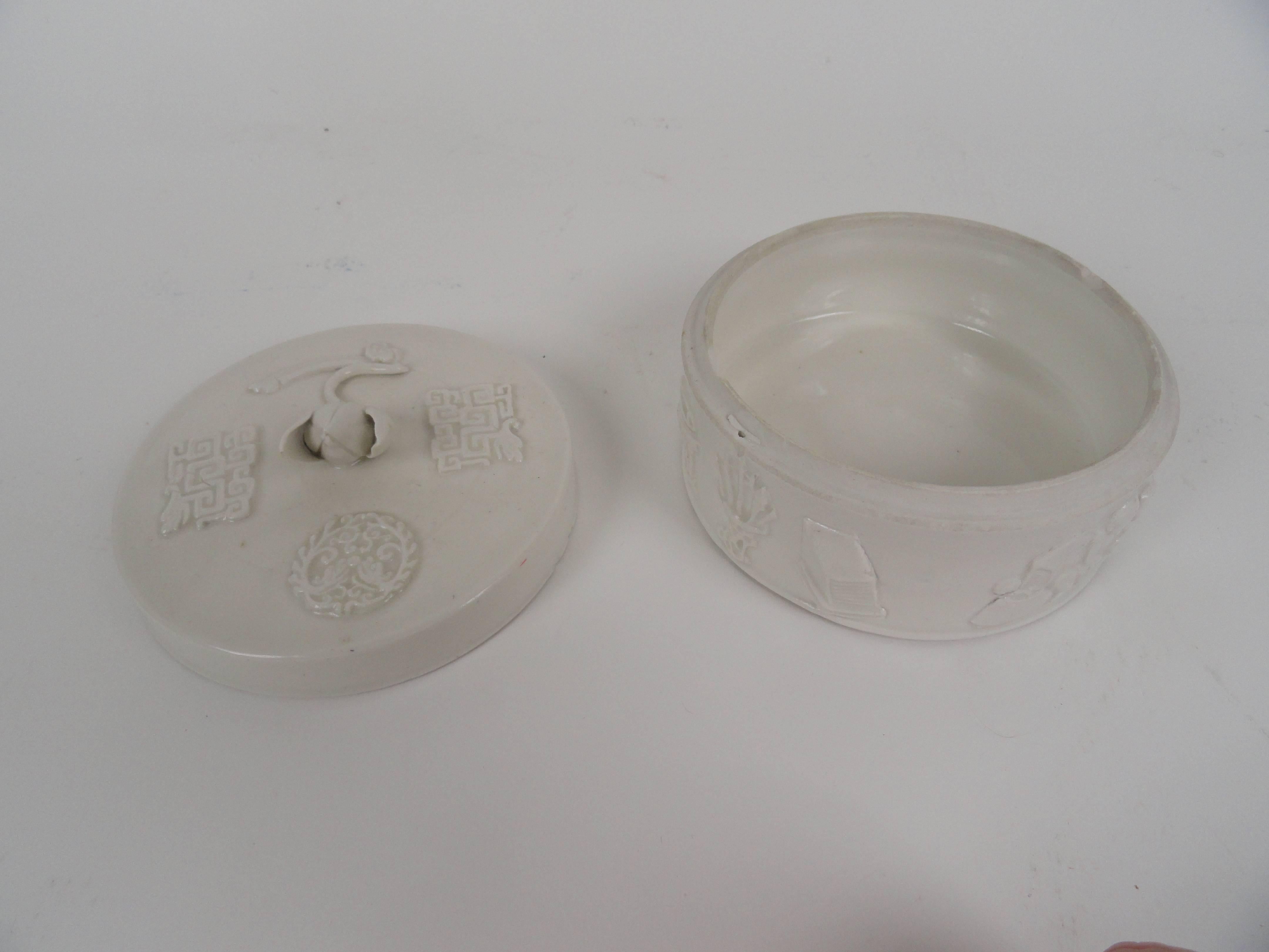 20th Century, Chinese Round Ceramic Box For Sale 1