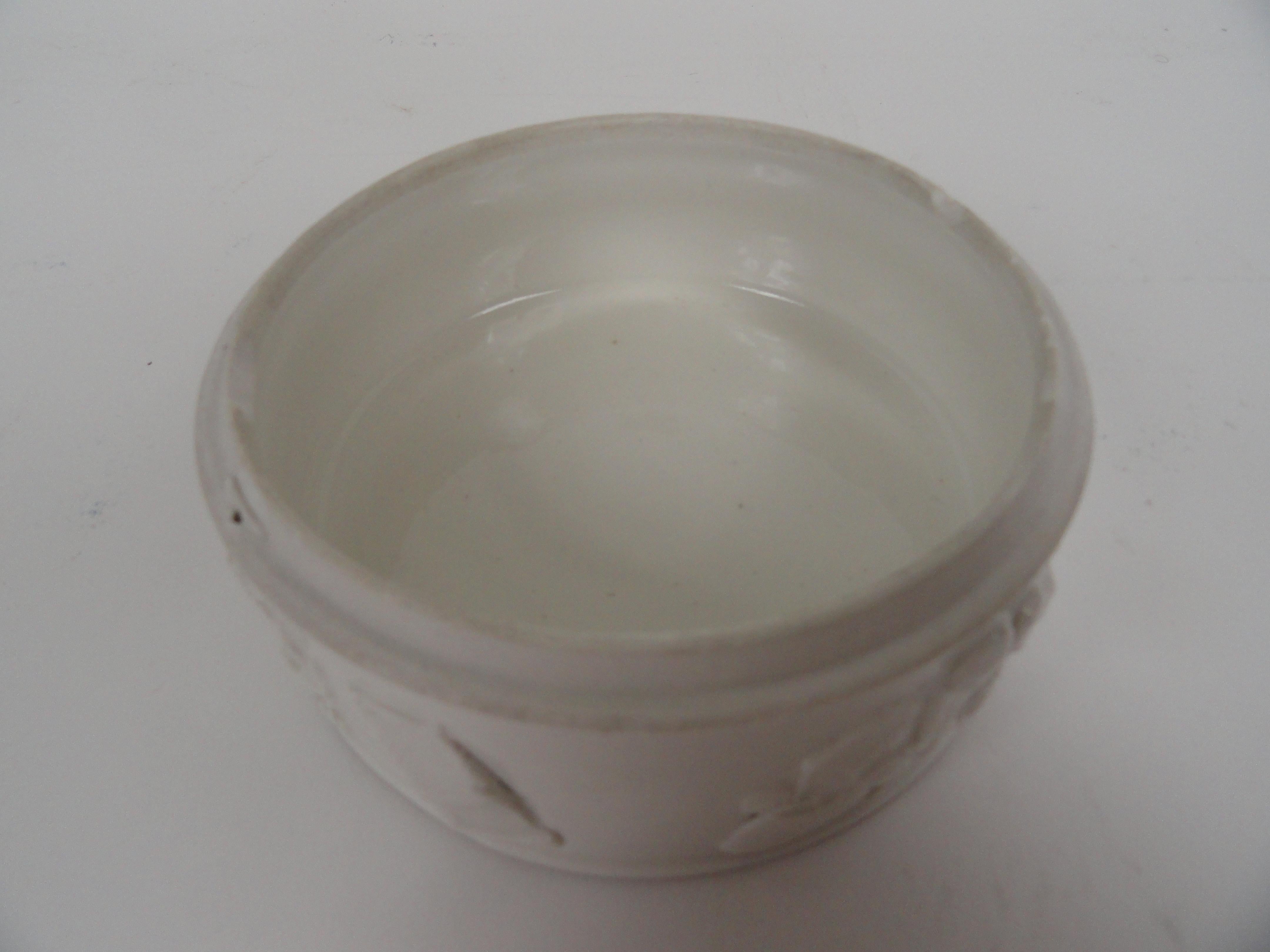 20th Century Chinese Round Ceramic Box (Keramik) im Angebot
