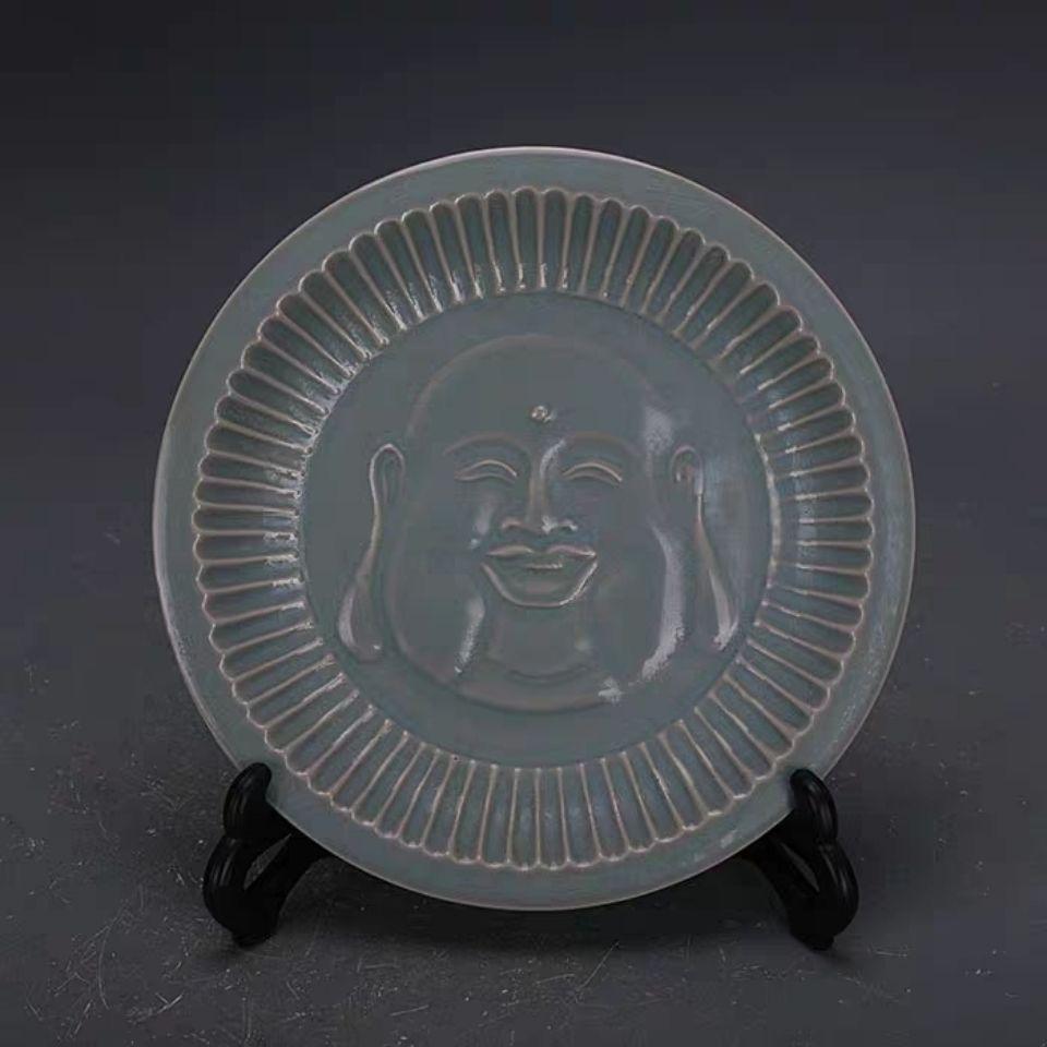 20th Century Chinese Ru Kiln Celadon Engraved Smiling Buddha Head Plate – A Symbol of Joy and Spirituality

Celebrate the spirit of joy and serenity with this 20th Century Chinese Ru Kiln Celadon Plate, featuring a beautifully engraved Smiling