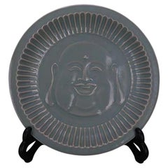 Piatto con testa di Buddha sorridente con incisione in celadon del XX secolo cinese Ru Kiln