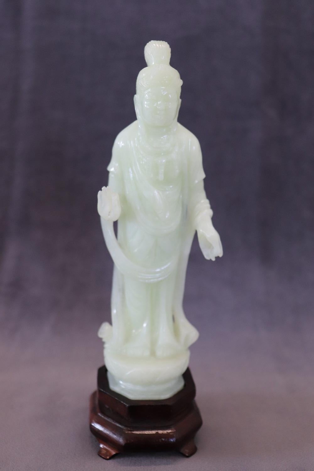 Schöne Skulptur aus kostbarer grüner Jade aus dem 20. Jahrhundert, hergestellt in China. Schöne Figur des Stehenden Buddha. Die Skulptur ruht auf einem Holzsockel. Perfekte Bedingungen.