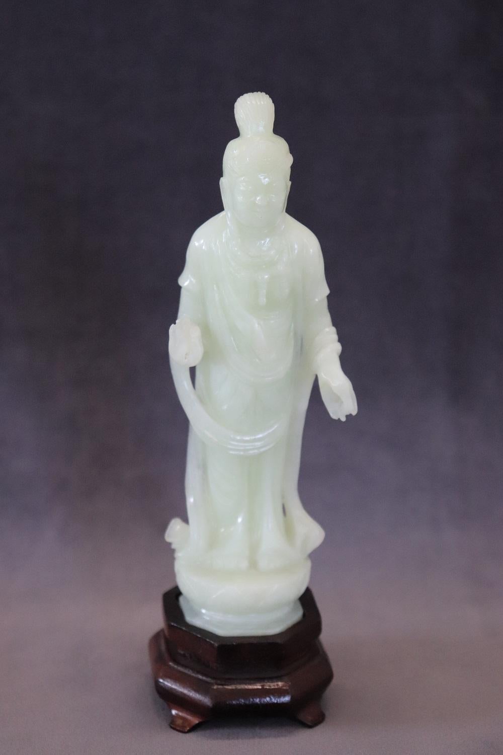 Chinesische Skulptur des 20. Jahrhunderts, Buddha aus geschnitzter Jade im Zustand „Hervorragend“ im Angebot in Casale Monferrato, IT