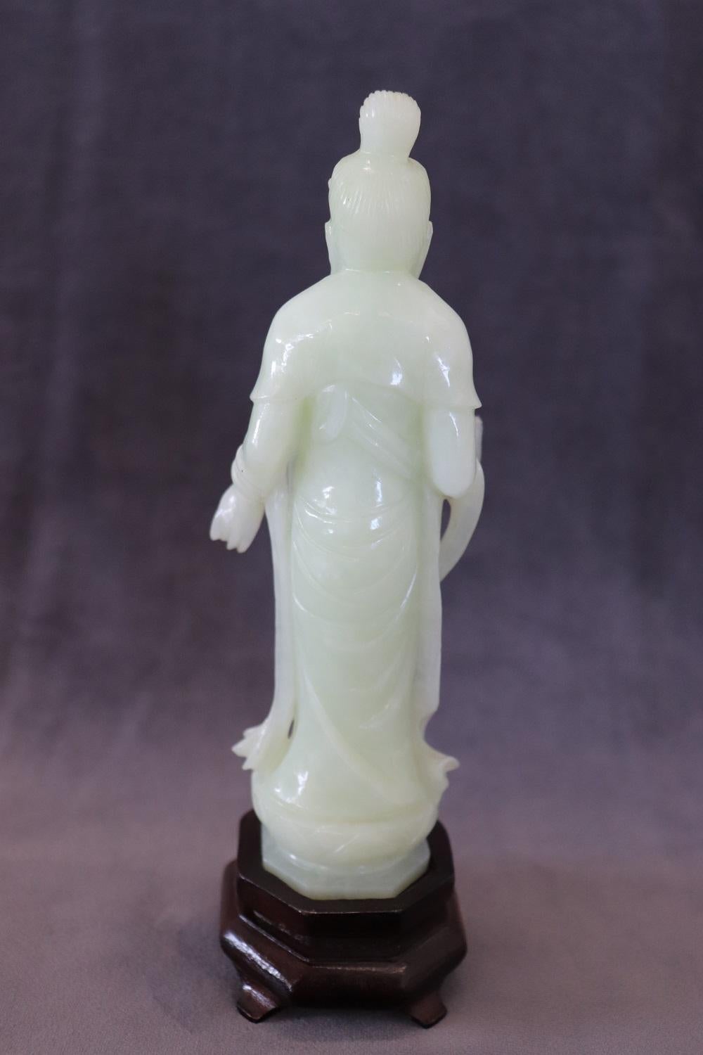 Chinesische Skulptur des 20. Jahrhunderts, Buddha aus geschnitzter Jade im Angebot 2