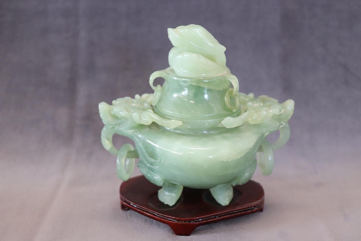 20th century Beautiful sculpture in precious green jade made in china. Fine censer with carved decorations. The censer rests on a wooden base. Perfect conditions.