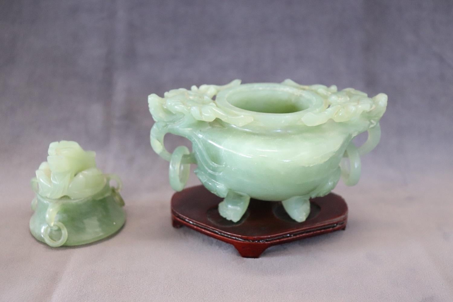 Chinesische Skulptur des 20. Jahrhunderts, Censer aus geschnitzter Jade (Mitte des 20. Jahrhunderts) im Angebot