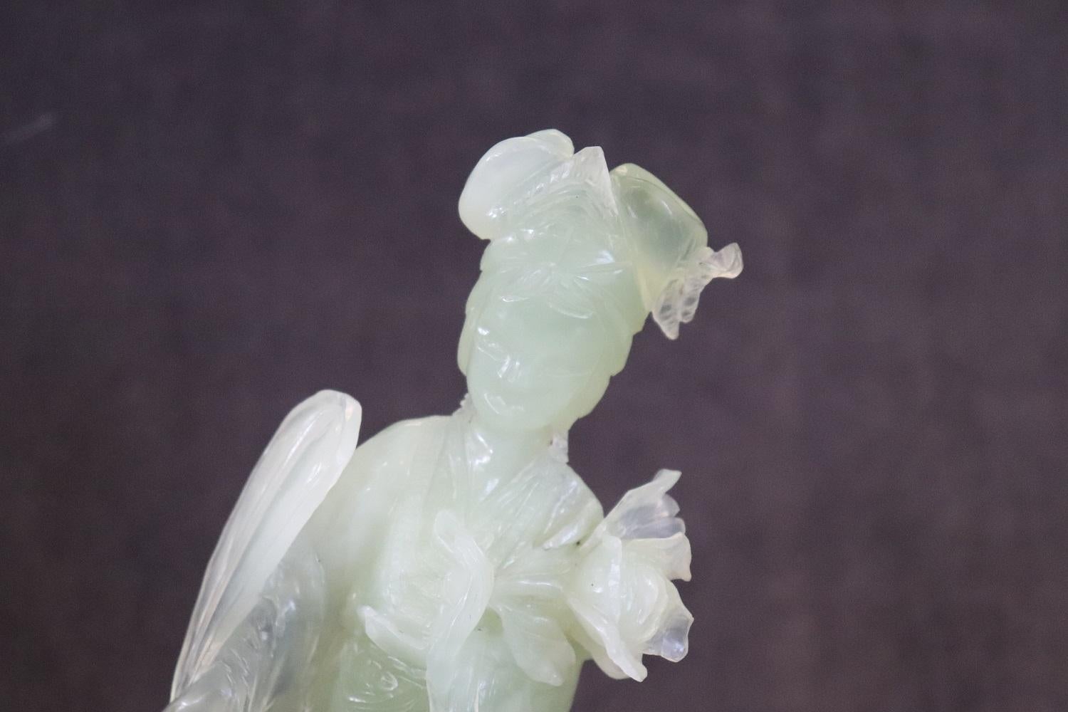 20. Jahrhundert Schöne Skulptur aus kostbarer grüner Jade, hergestellt in China. Schöne Geisha-Figur mit elegantem Kimono und Lotusblume. Die Skulptur ruht auf einem Holzsockel. Perfekte Bedingungen.