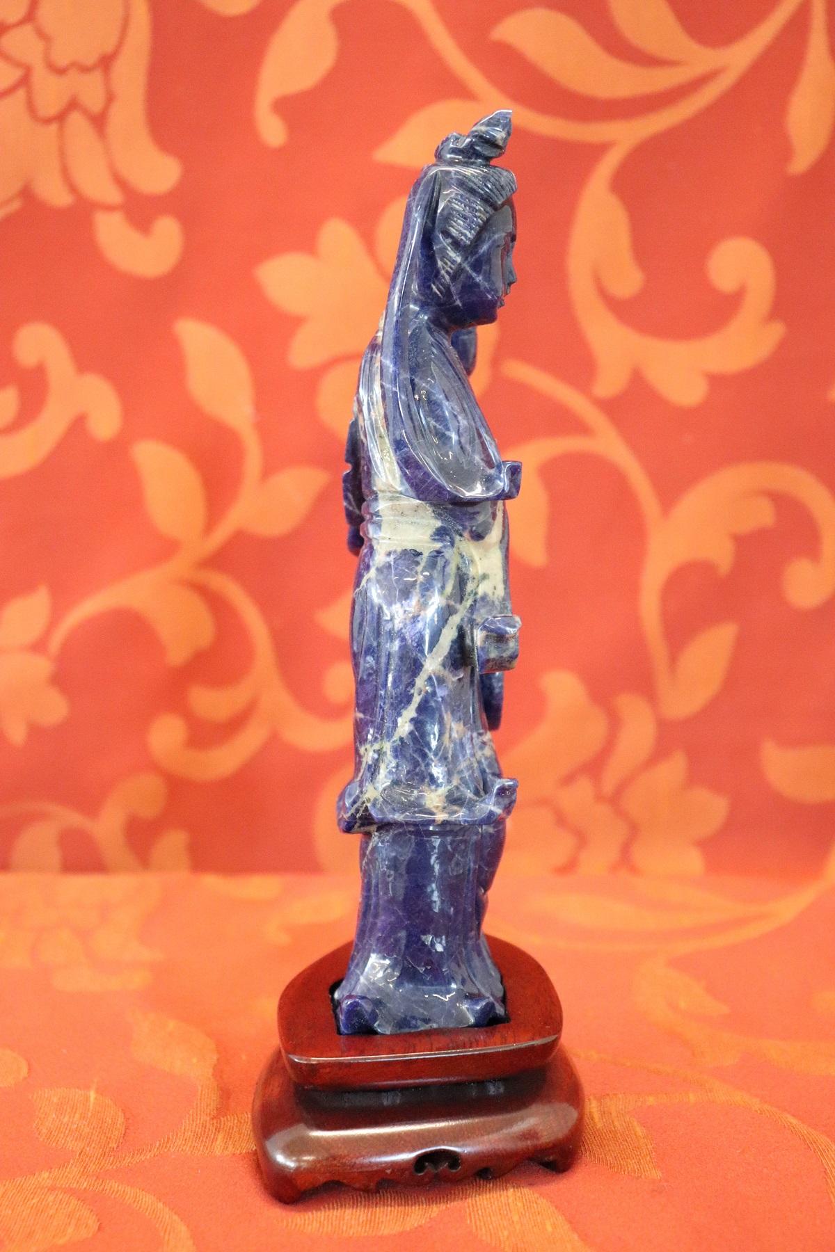 Beautiful sculpture in precious lapis lazuli made in china years 1970. Fine figure of geisha on wooden base.