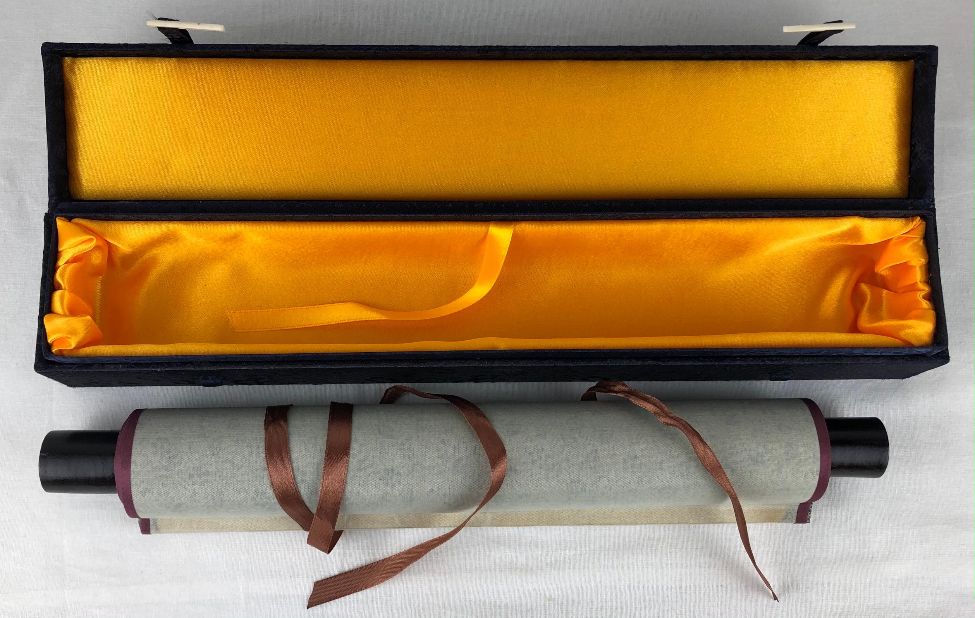 Exportation chinoise Rouleau de suspension chinois en soie avec boîte doublée d'or d'origine en vente
