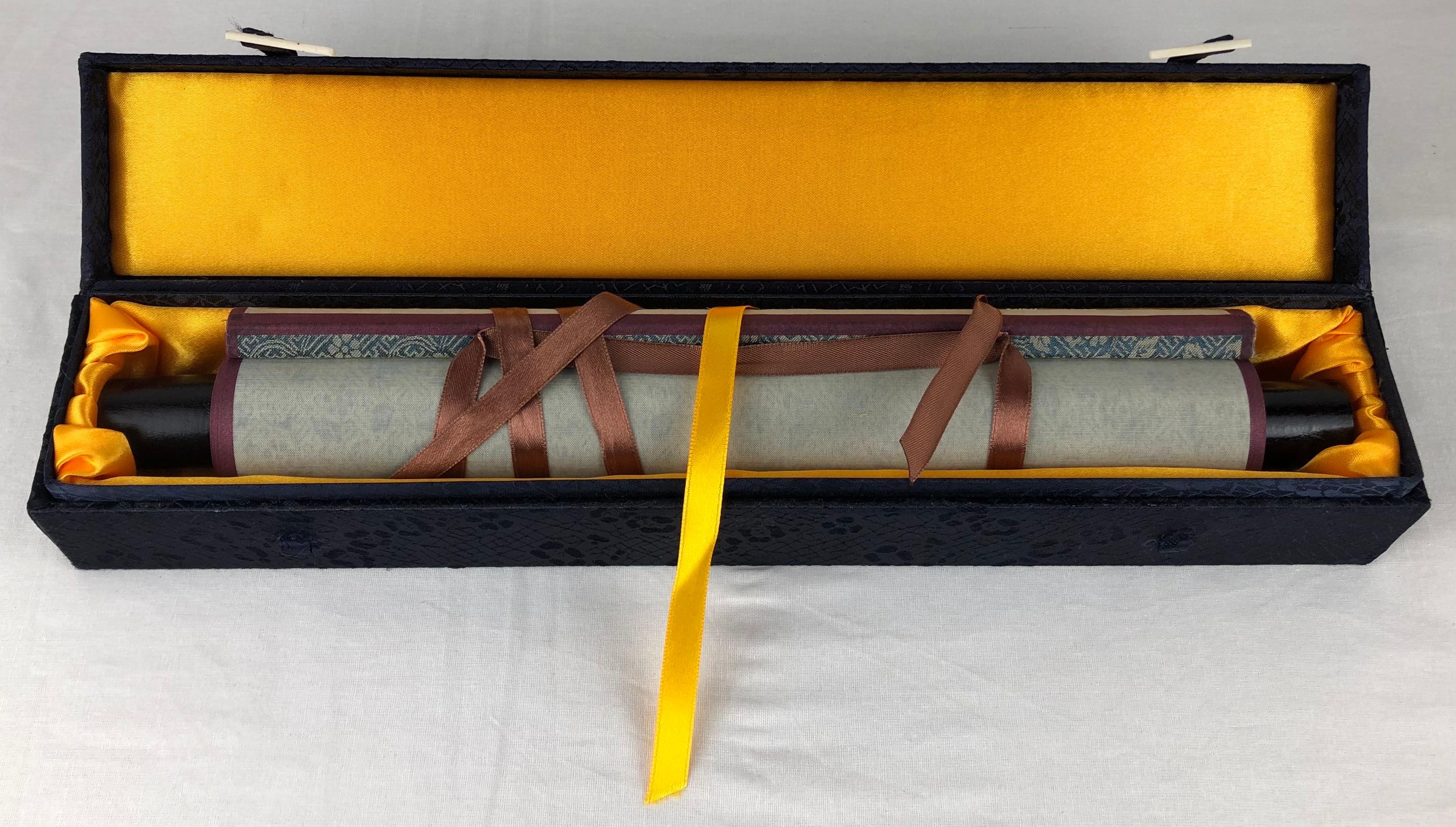 Rouleau de suspension chinois en soie avec boîte doublée d'or d'origine en vente 1