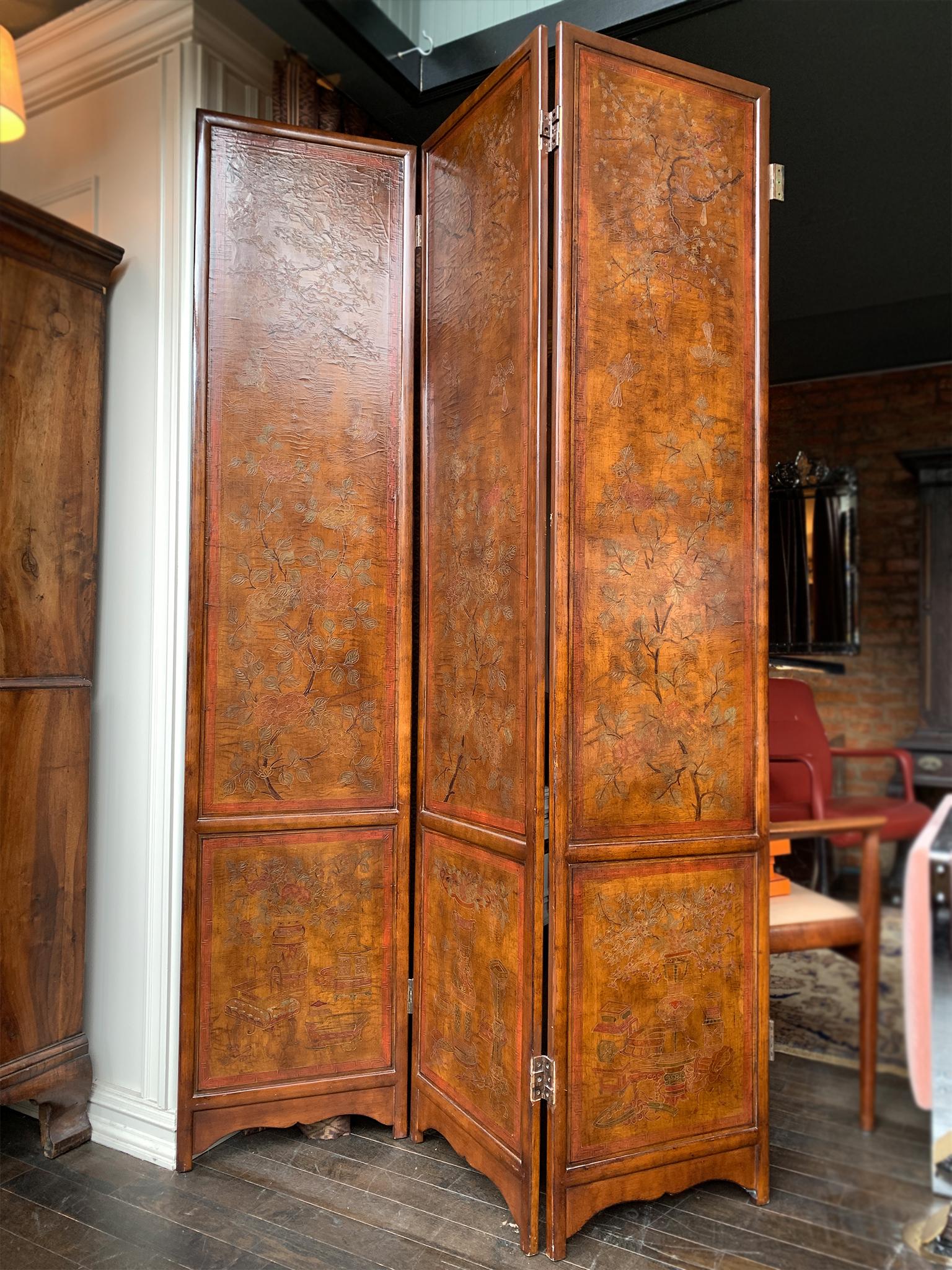 Ce grand paravent chinois a été fabriqué au 20e siècle. Elle se compose de six panneaux construits en deux parties de trois. Ils sont faits d'un bois clair, probablement du cyprès, avec une finition chaude de couleur rouge-brun. D'un côté, les