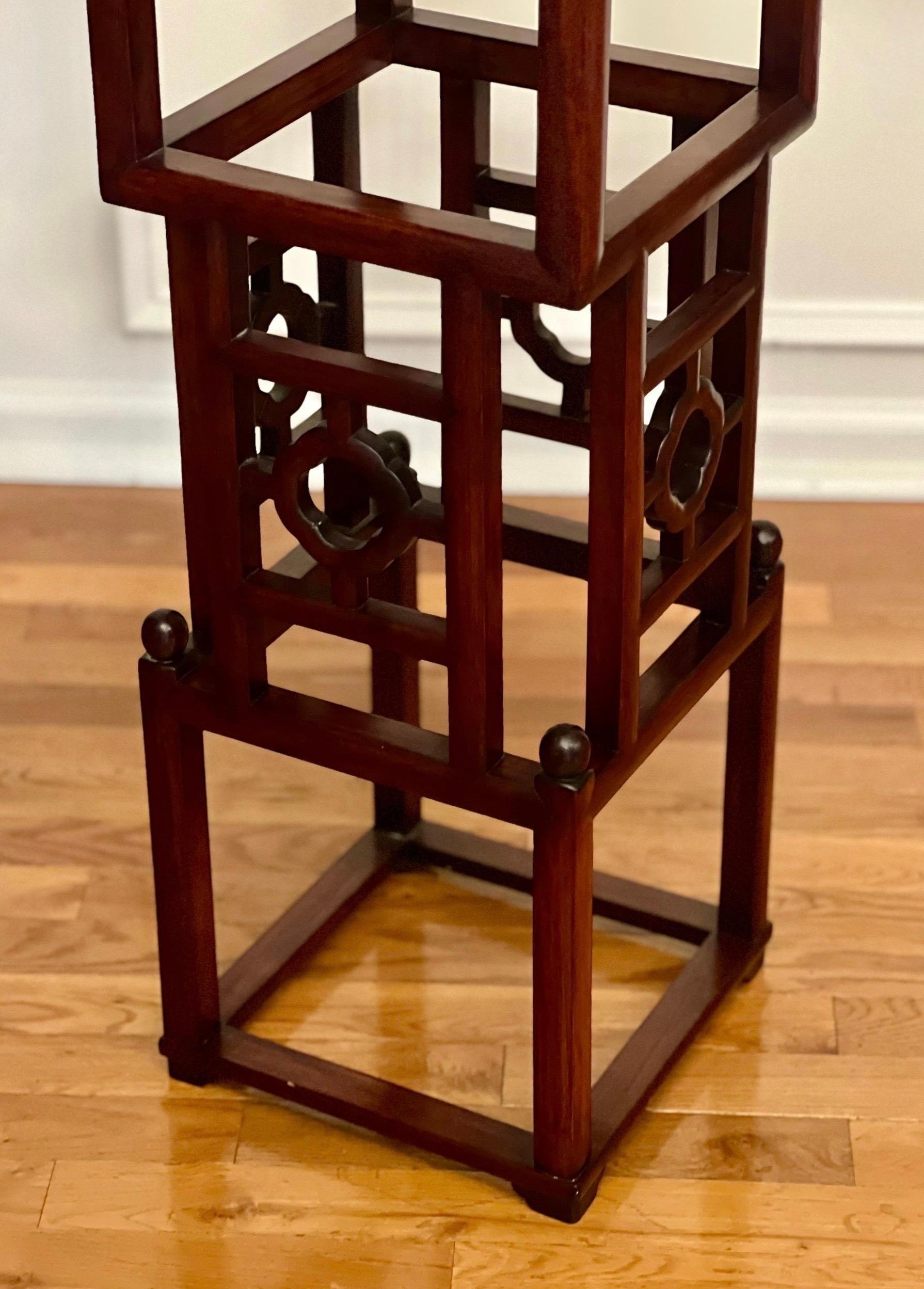 20ème siècle Chinois Square Rosewood Pedestal Stand avec Marble Top en vente 3